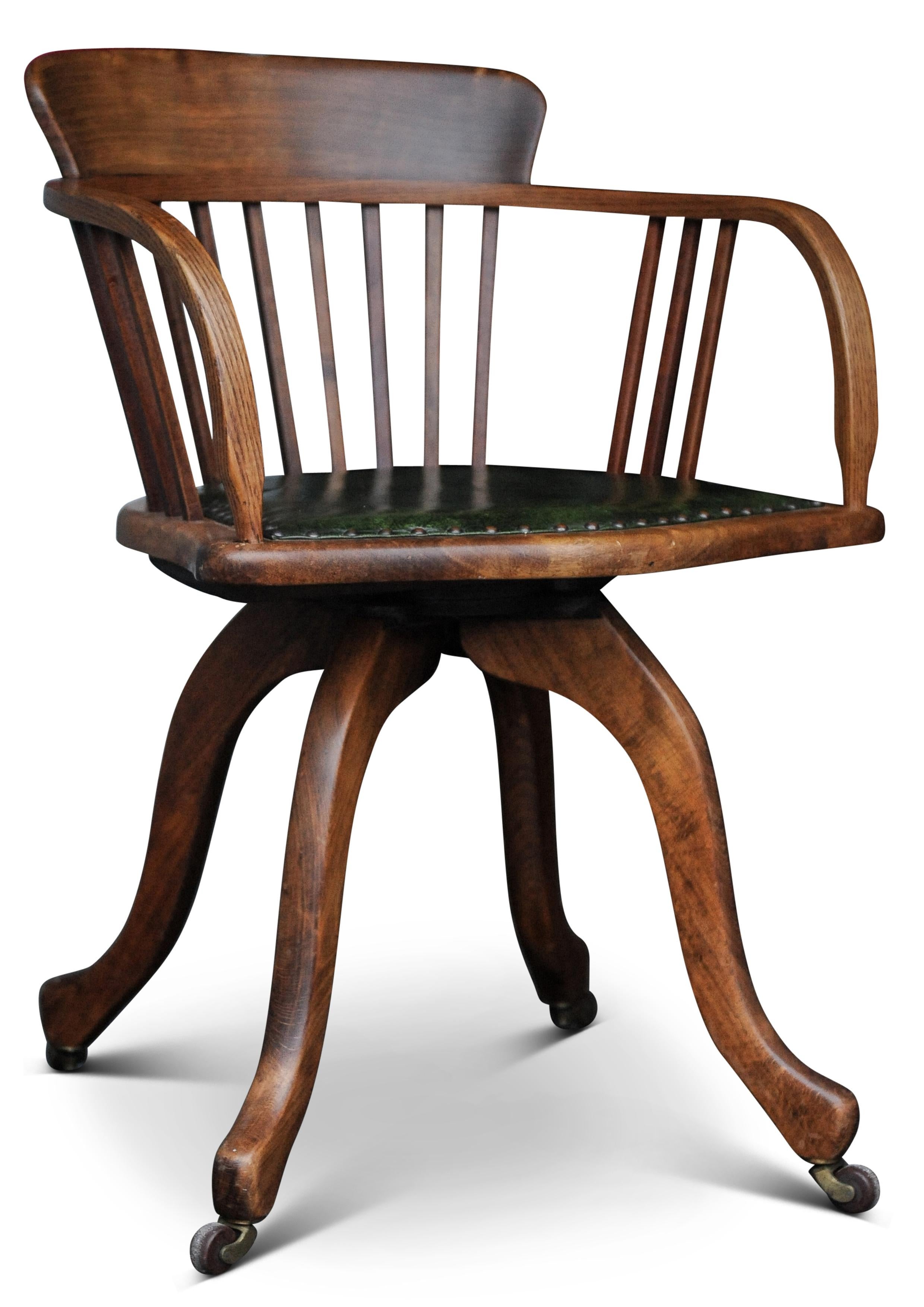 XIXe siècle Chaise de bureau tournante à dossier en cuir vert en chêne de l'époque victorienne avec détails de clous en vente