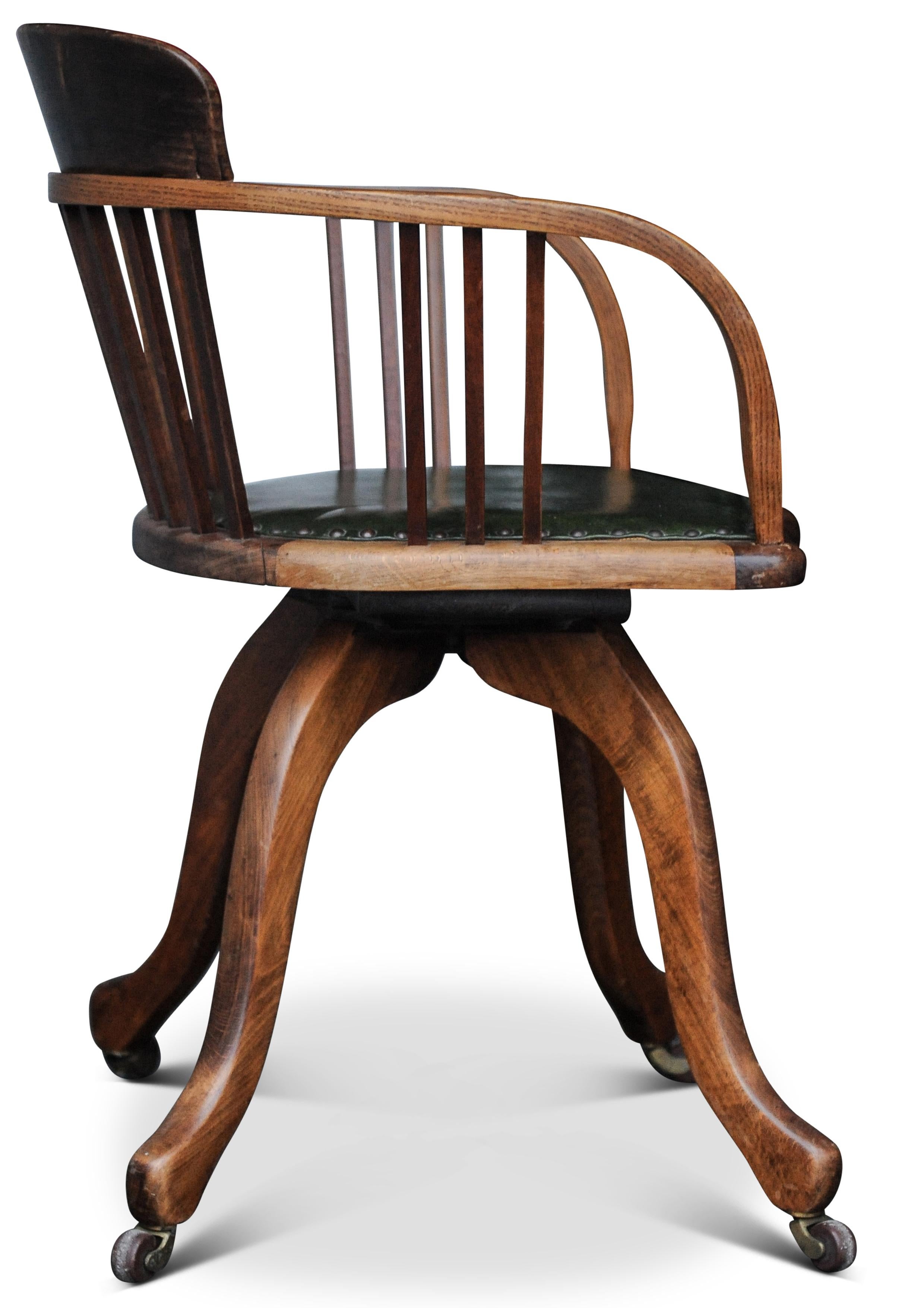 Chêne Chaise de bureau tournante à dossier en cuir vert en chêne de l'époque victorienne avec détails de clous en vente