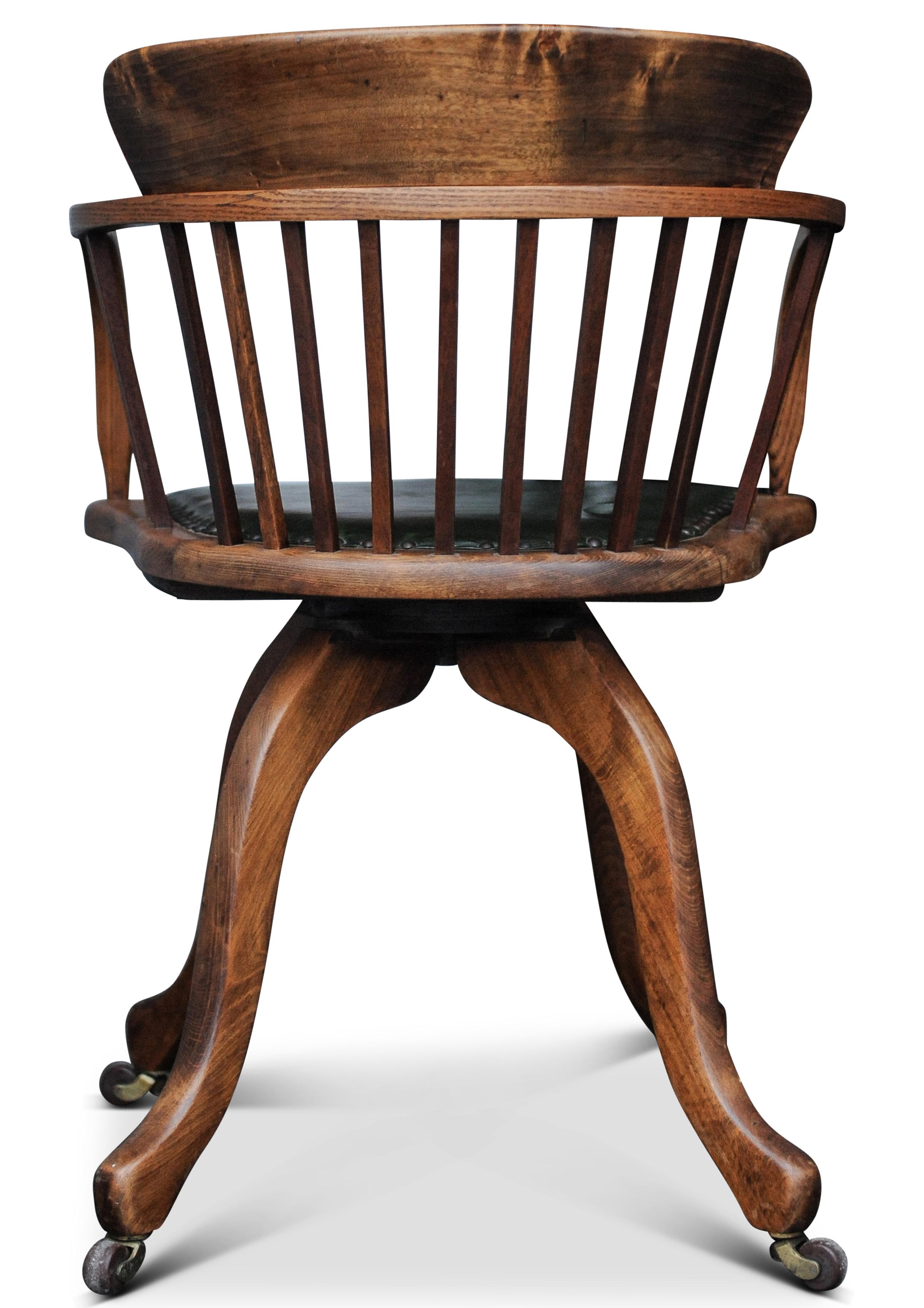 Chaise de bureau tournante à dossier en cuir vert en chêne de l'époque victorienne avec détails de clous en vente 1