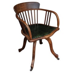 Silla de escritorio giratoria con respaldo de riel de cuero verde roble victoriano y detalles de tachuelas