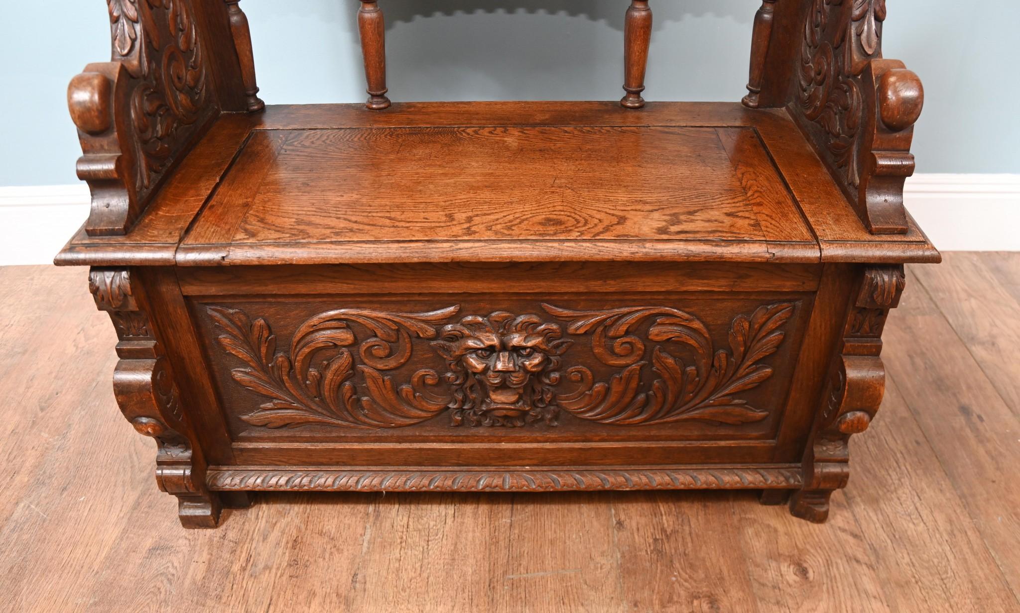 Panca da sala vittoriana in Oak intagliata Settle in vendita 1