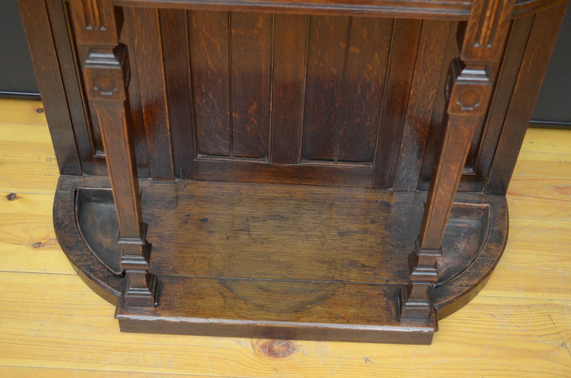 Leggio vittoriano in Oak Hall alla maniera di Christopher Dresser in vendita 9