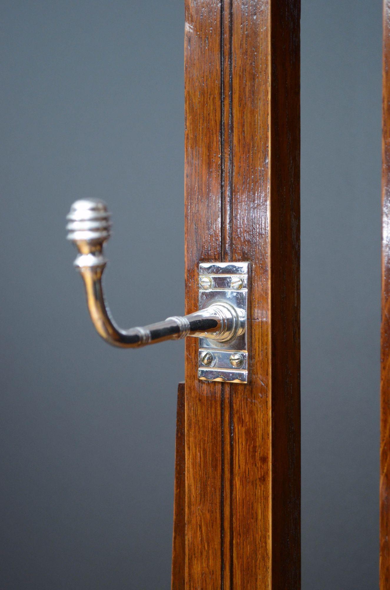 Leggio vittoriano in Oak Hall alla maniera di Christopher Dresser in vendita 2