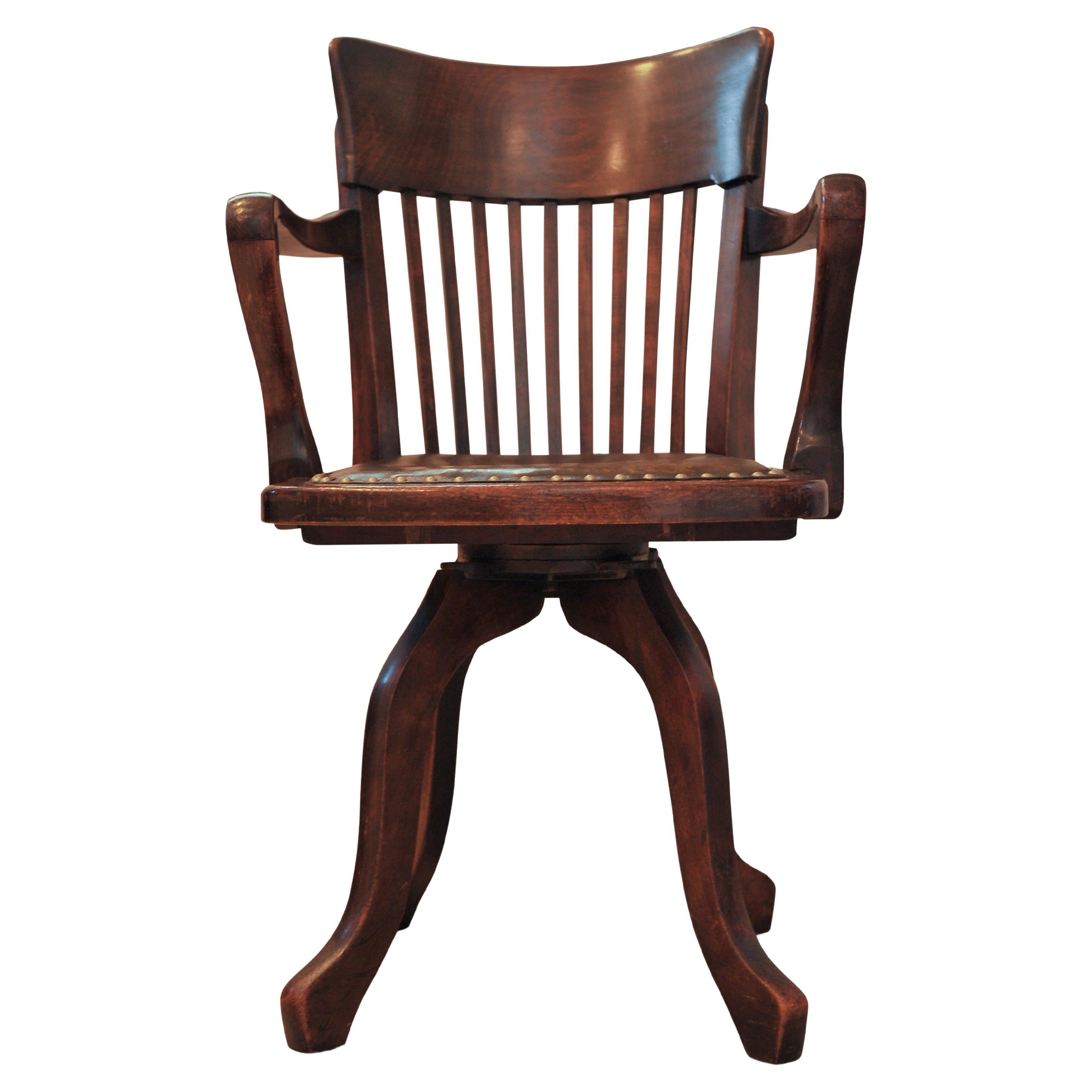 Viktorianische Eiche & Leder Schiene zurück drehbaren Schreibtisch Stuhl mit Stud Detaillierung 

Mit einem dunklen olivgrünen Sitz. 

Die Höhe bis zur Oberkante der Arme beträgt 71,5 cm.





