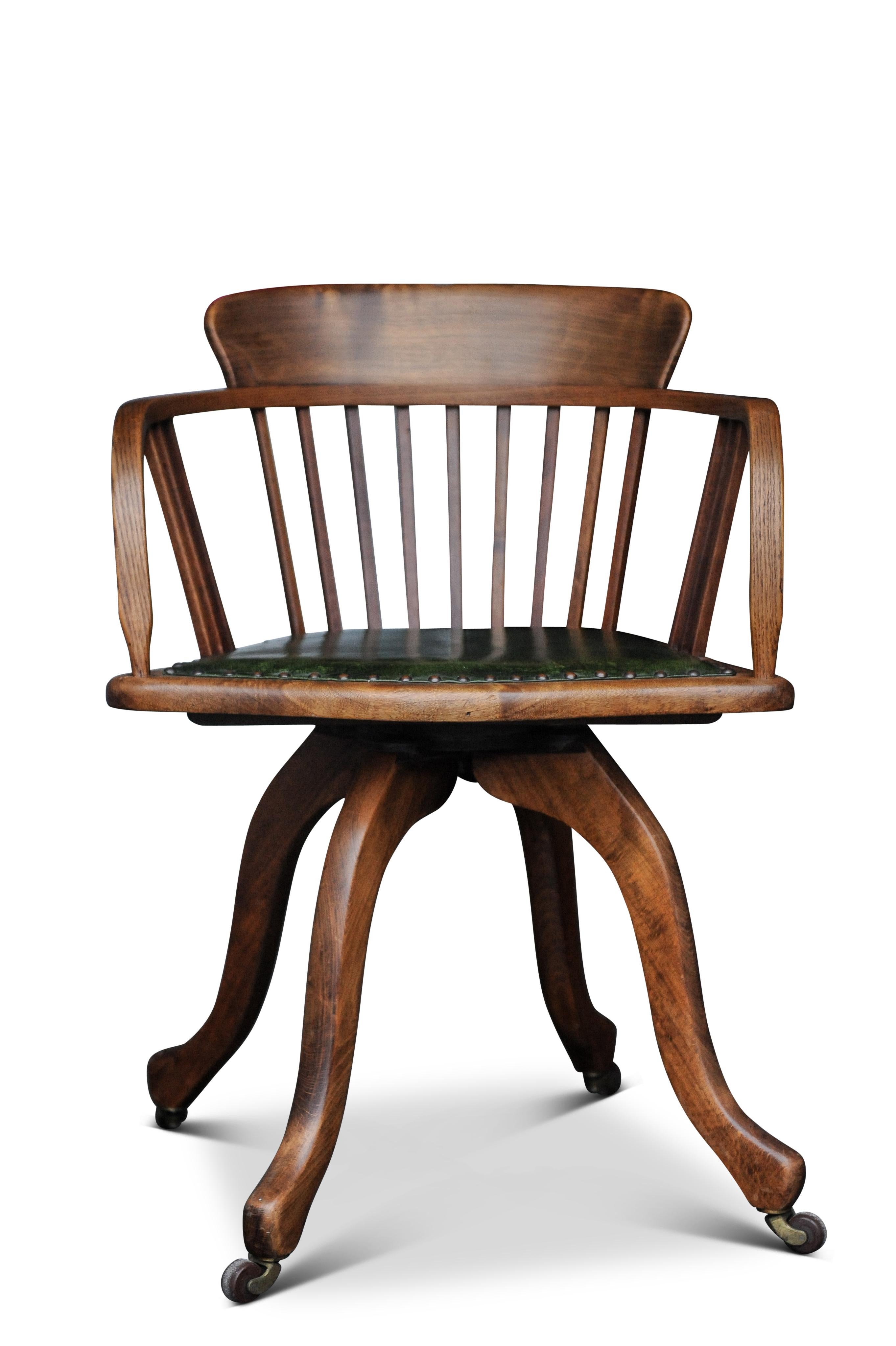 Chaise de bureau tournante à dossier en chêne et cuir de l'époque victorienne, ornée de clous 

Avec un siège de couleur vert olive foncé. 

Hauteur jusqu'au sommet des bras : 71,5 cm




