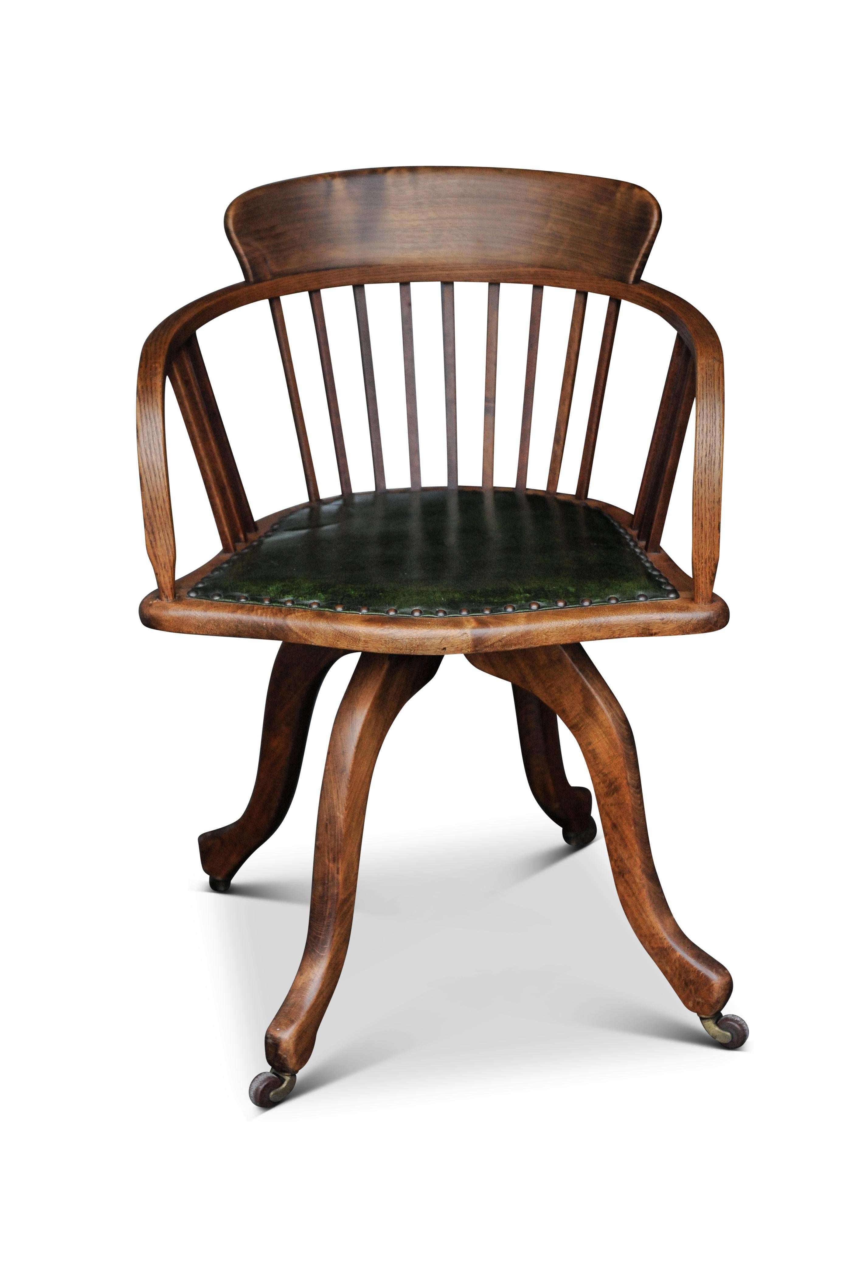 Chaise de bureau tournante à dossier en chêne et cuir de l'époque victorienne, ornée de clous  Bon état - En vente à High Wycombe, GB
