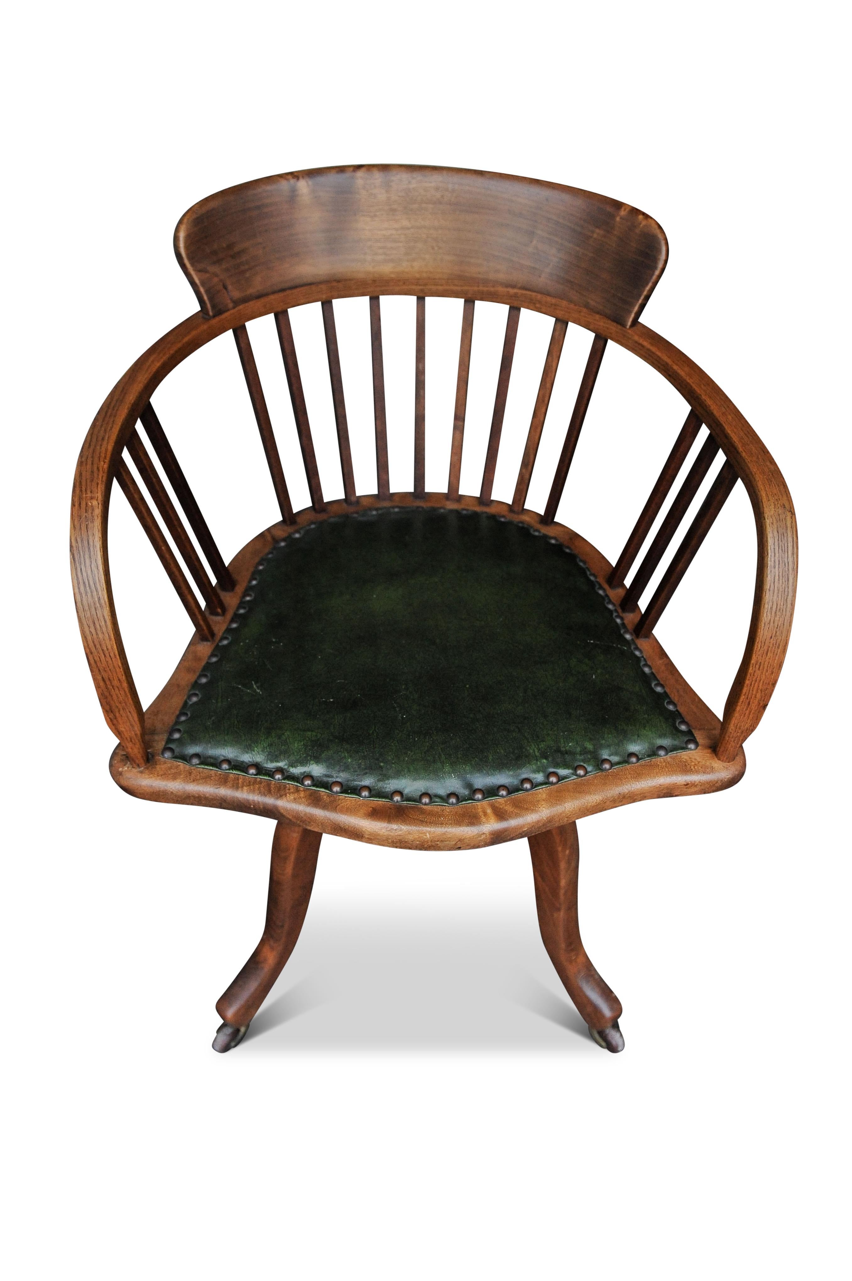 Britannique Chaise de bureau tournante à dossier en chêne et cuir de l'époque victorienne, ornée de clous  en vente