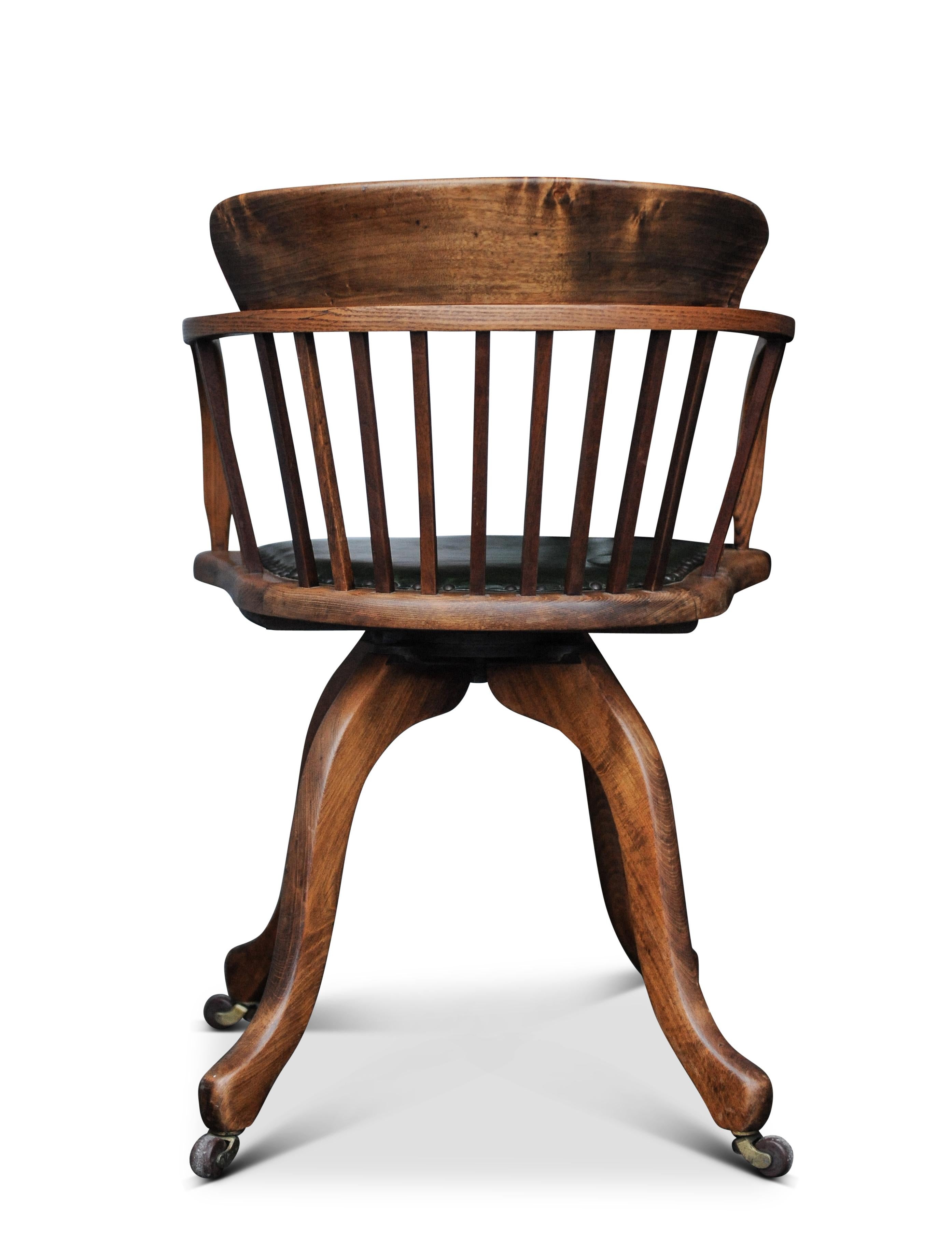 XIXe siècle Chaise de bureau tournante à dossier en chêne et cuir de l'époque victorienne, ornée de clous  en vente