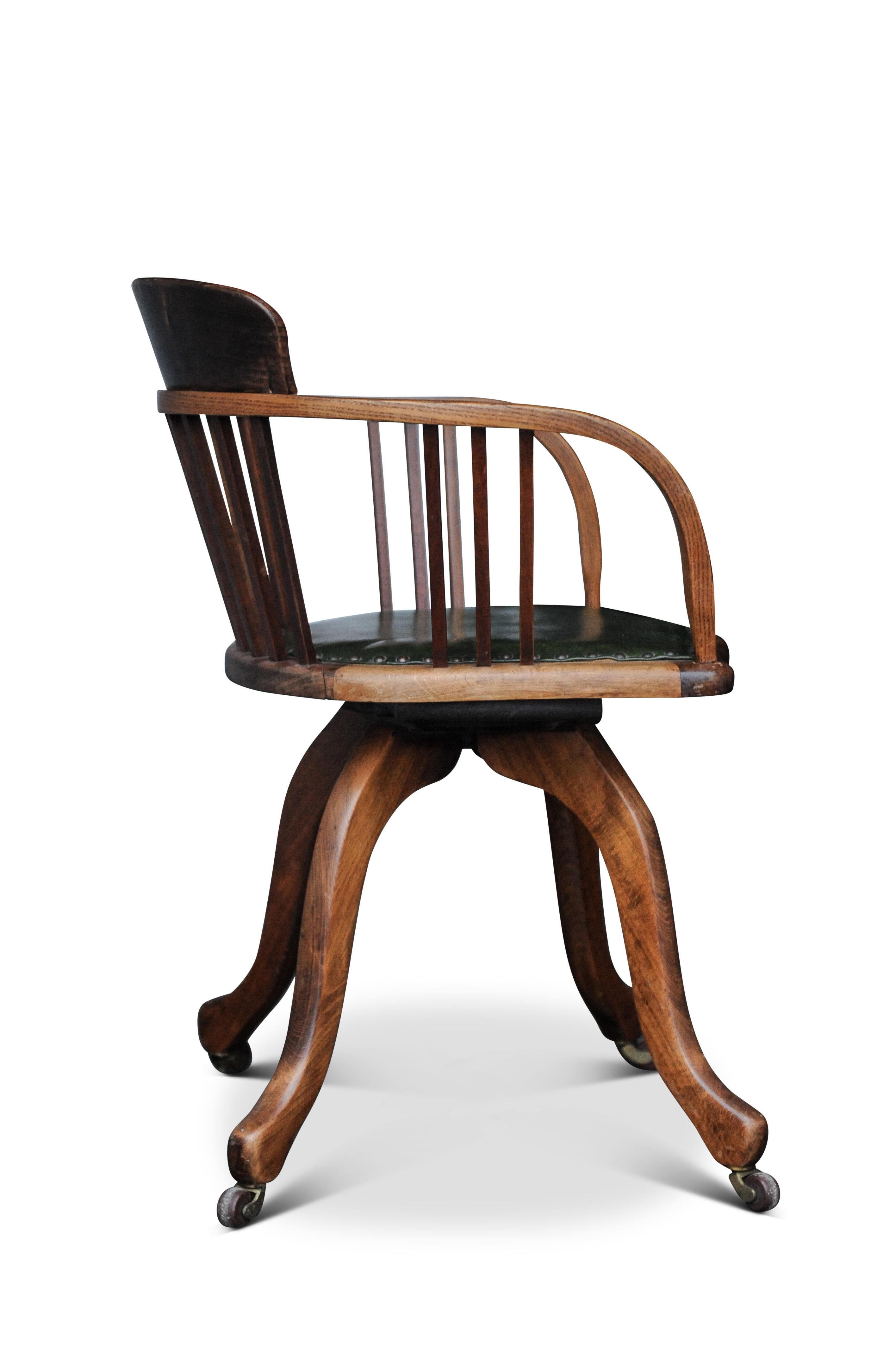 Viktorianische Eiche & Leder Schiene zurück drehbaren Schreibtisch Stuhl mit Stud Detaillierung  (Eichenholz) im Angebot
