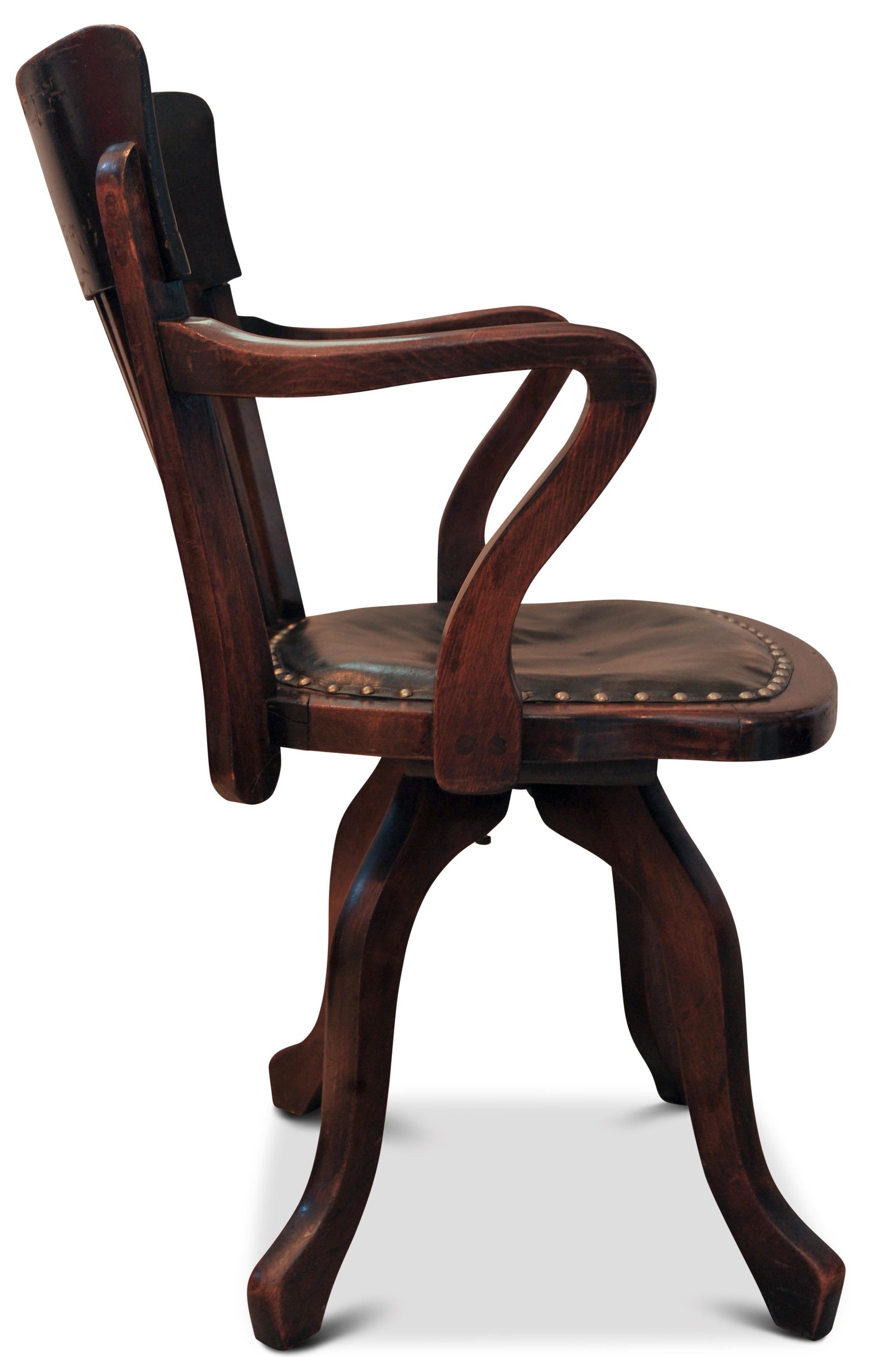 Silla de escritorio giratoria inglesa victoriana de roble y cuero con respaldo de riel Detalles de tachuelas Cuero en venta