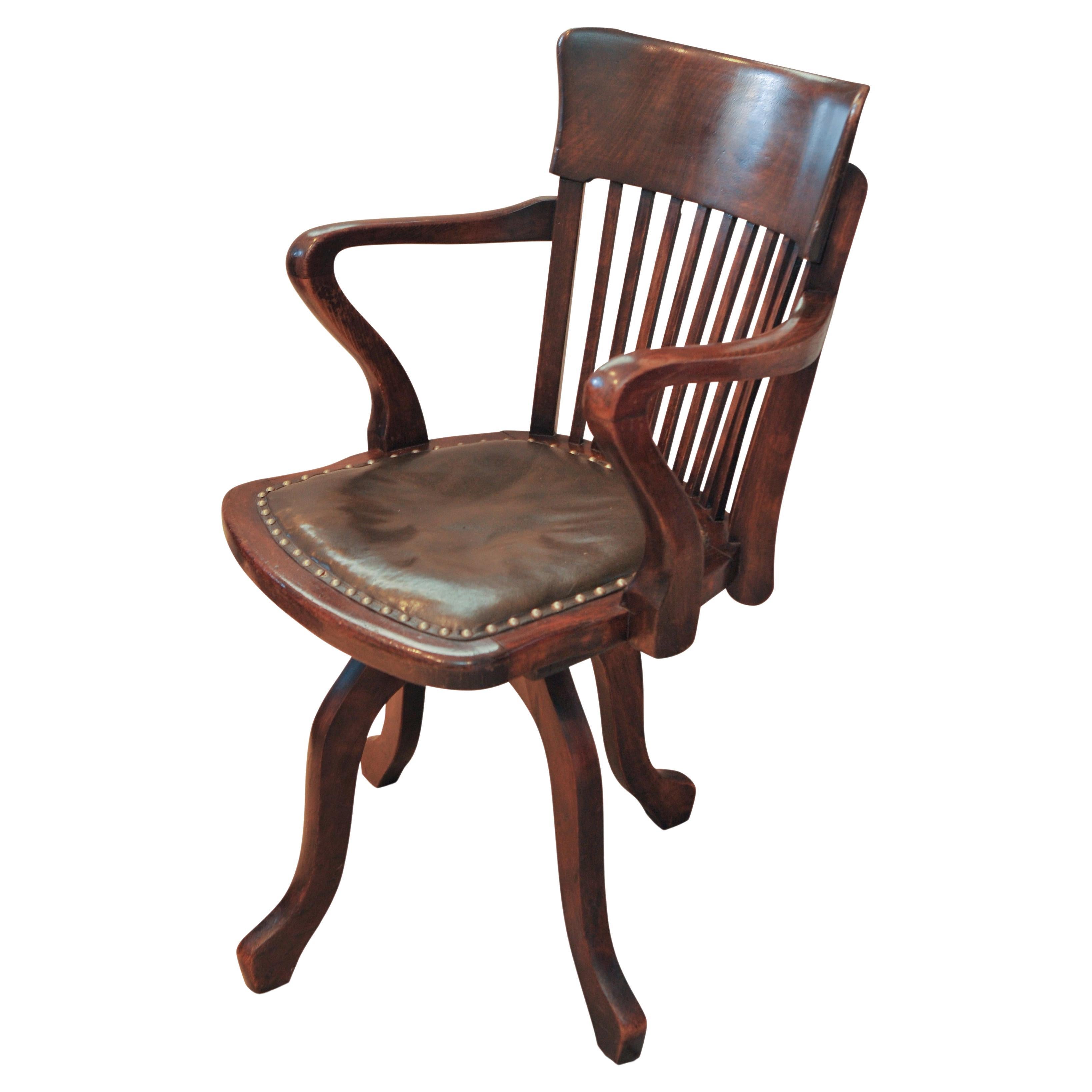 Silla de escritorio giratoria inglesa victoriana de roble y cuero con respaldo de riel Detalles de tachuelas