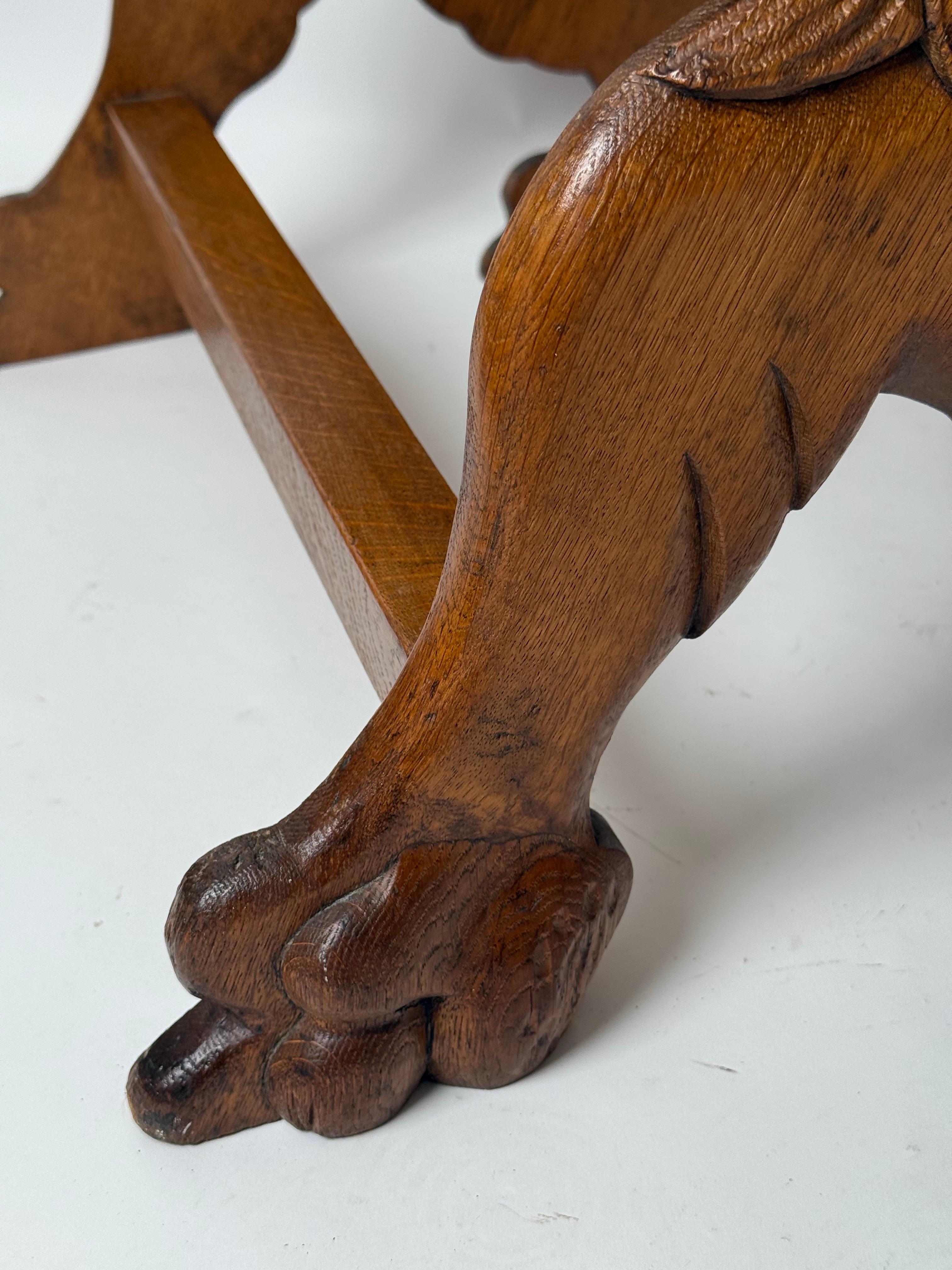 Intagliato a mano Scala da biblioteca vittoriana in Oak a forma di leone in vendita