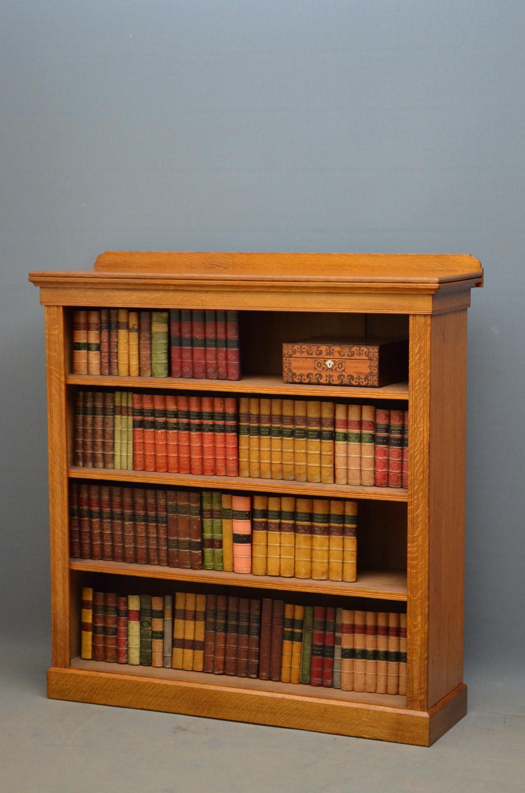 J00 fine quality Victorian open bookcase in oak, having shaped upstand to molded top and 3 height adjustable shelves flanked by reeded pilasters, all standing on plinth base.
This antique bookcase is in home ready condition, circa 1880.
Measure: H