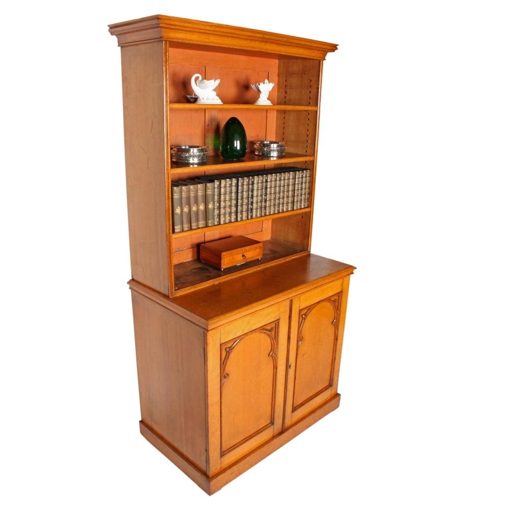 Libreria a giorno vittoriana in Oak

Una libreria vittoriana del XIX secolo in Oak.

La libreria è composta da un piano aperto su una base a due ante.

Il piano ha una cornice modellata e svasata e la cornice del piano ha un doppio bordo