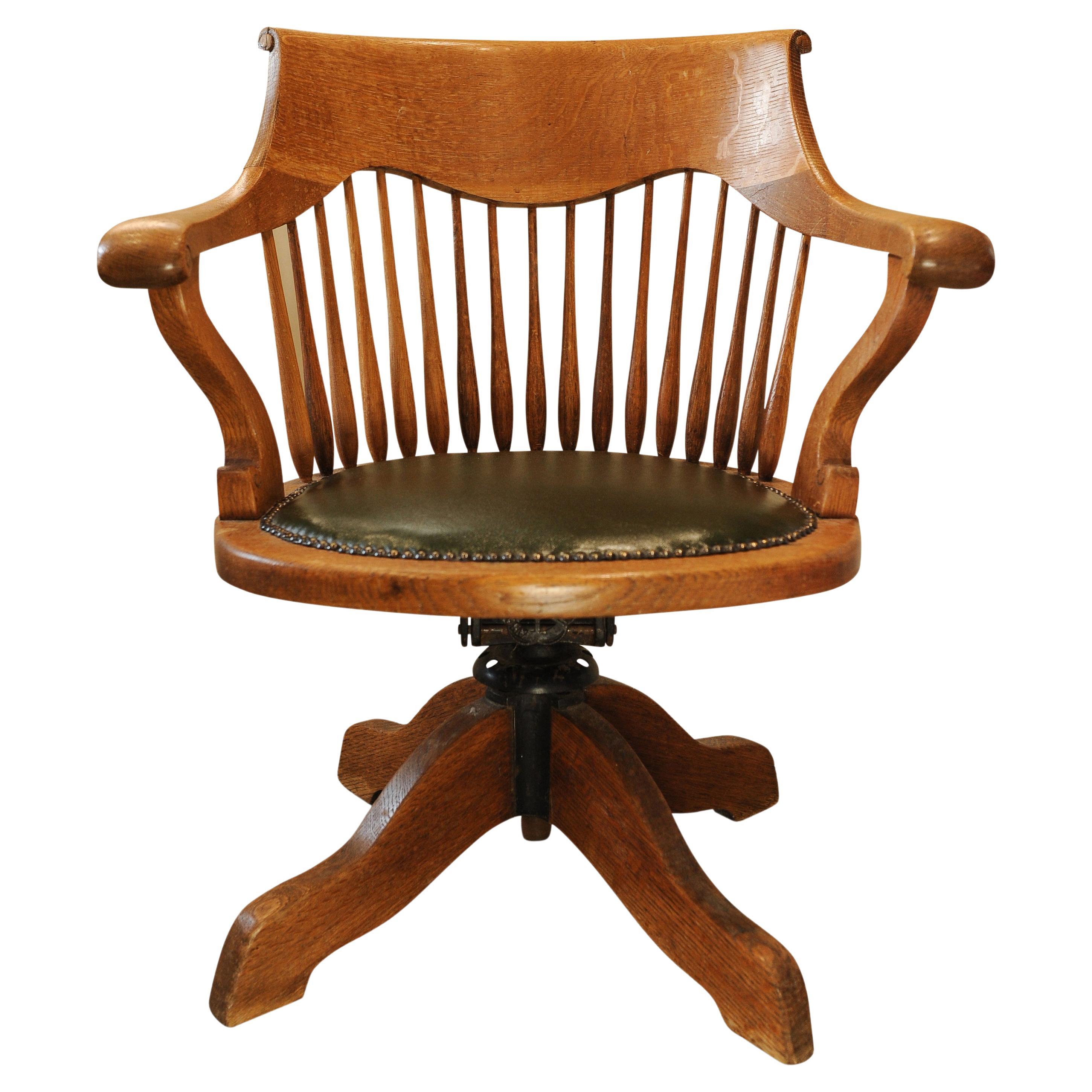 Silla de escritorio victoriana de roble con respaldo en abanico, asiento de cuero verde y tacos de latón, rematada con elegantes brazos curvados 

Por James Phillips & Sons de Union Street Bristol, Reino Unido  est 1865

Un impresionante ejemplo de