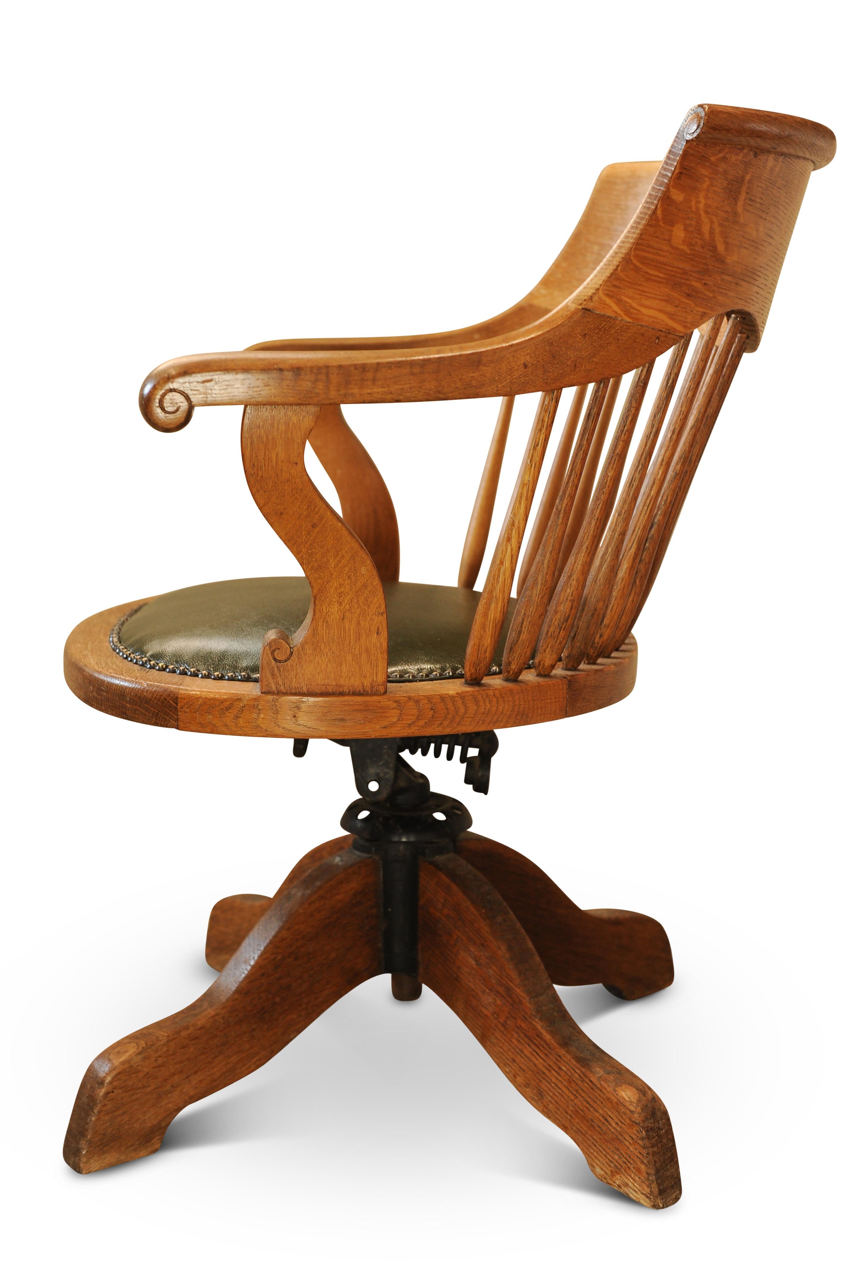 Silla de escritorio con respaldo giratorio de roble victoriano y asiento de cuero verde Racing Cuero en venta