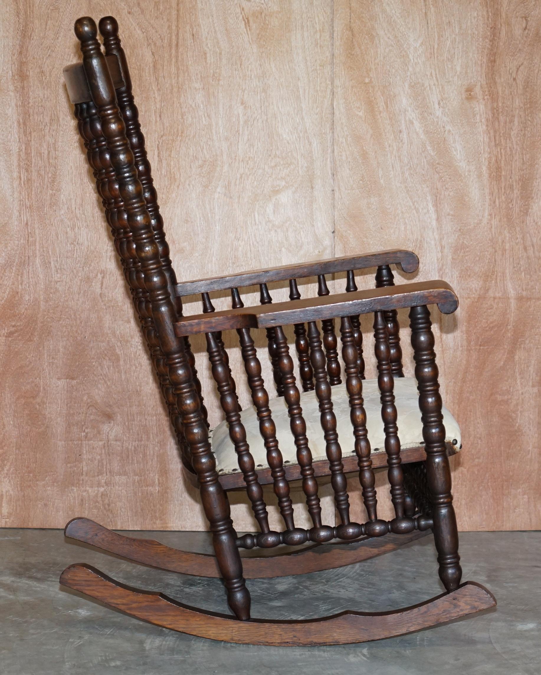 Sedia a dondolo vittoriana in Oak con tornitura scozzese a tombolo con tessuto Cherub in vendita 6