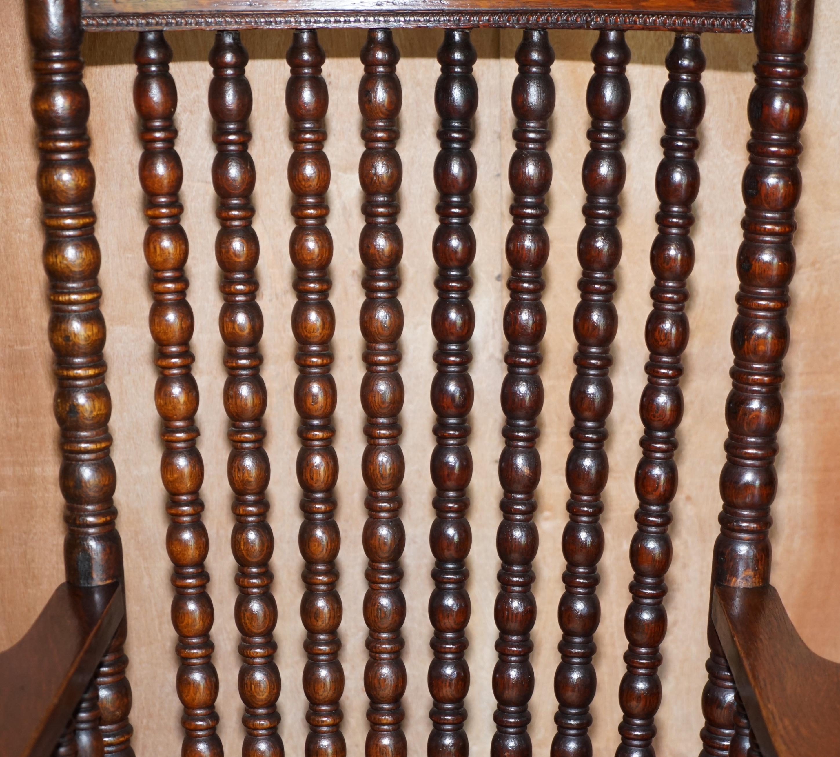 Sedia a dondolo vittoriana in Oak con tornitura scozzese a tombolo con tessuto Cherub in vendita 1