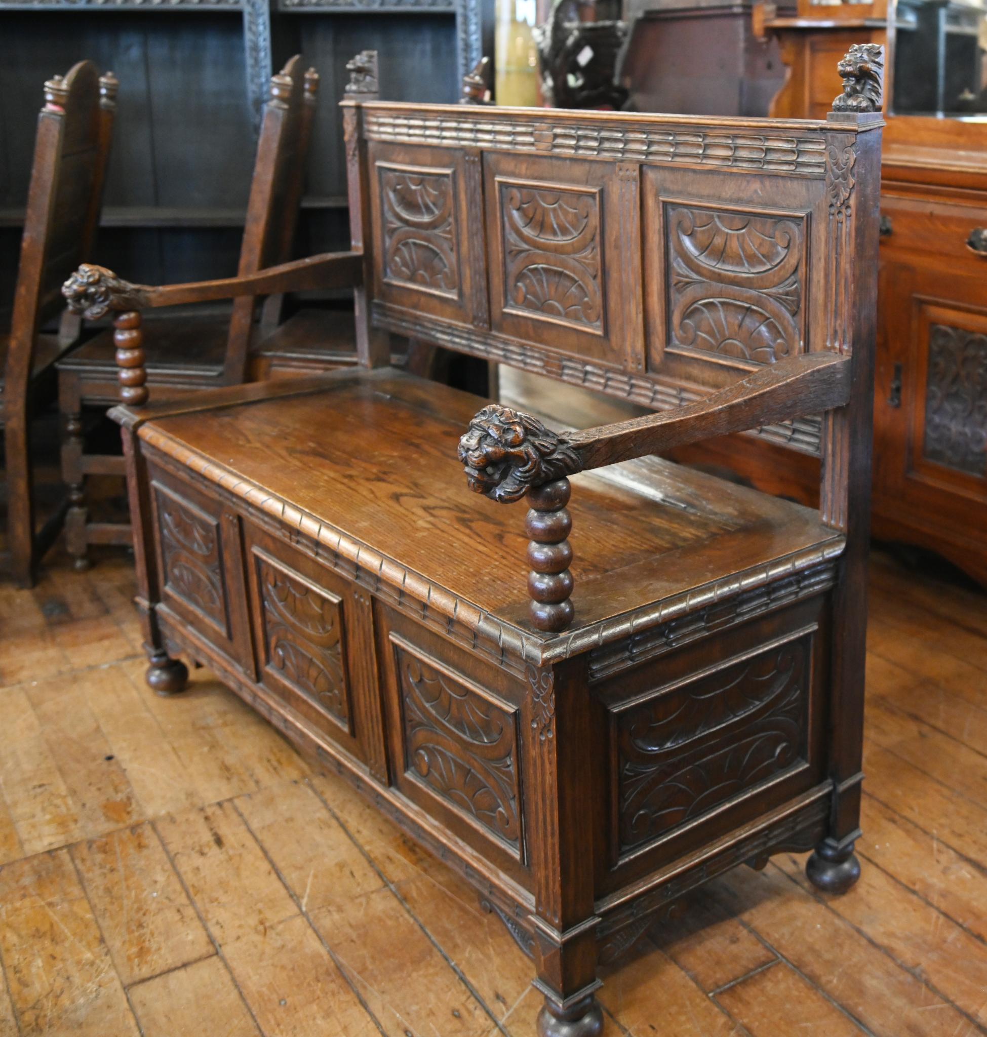 Il sedile in Oak finemente intagliato con braccioli a testa di leone e sedile sollevabile per rivelare un'area di stoccaggio.
Circa 1850
Ottimo pezzo per il corridoio
I dettagli intricati includono maniglie a testa di leone e pannelli