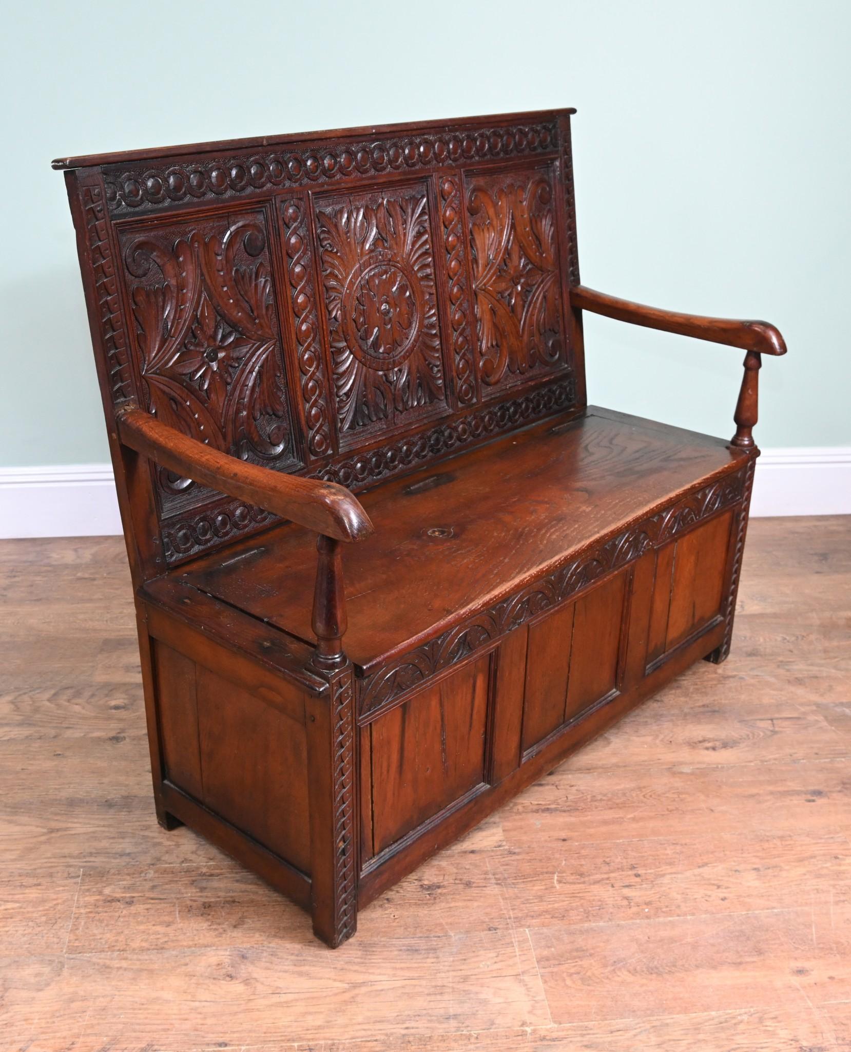 Metà XIX secolo Panca da cucina Vittoriana Settle Hall in Oak intagliata nel 1840 in vendita