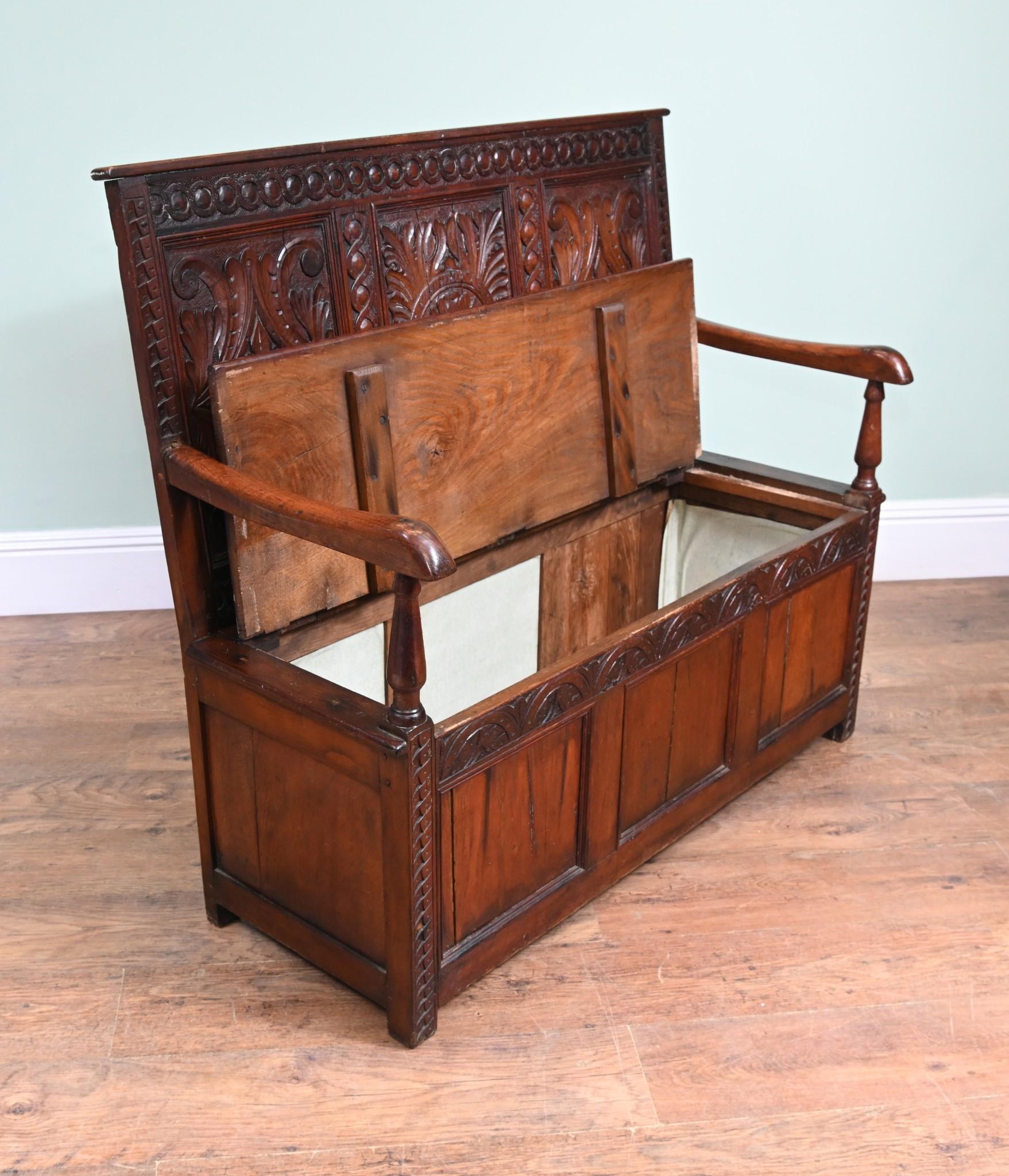 Panca da cucina Vittoriana Settle Hall in Oak intagliata nel 1840 in vendita 1