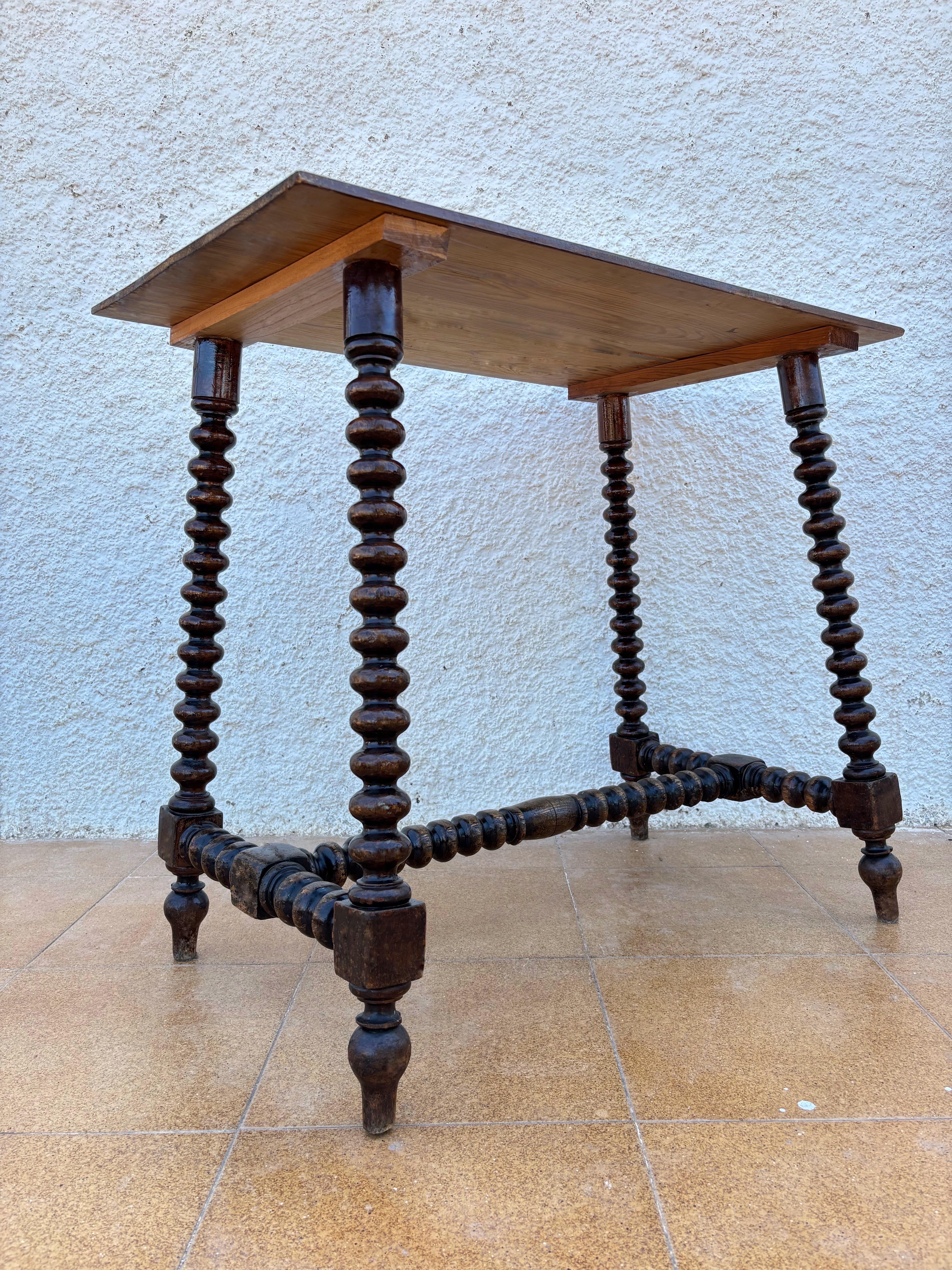 Hand-Carved Victorian Oak Side Table with Barley Twist Legs, Late 19th Century For Sale