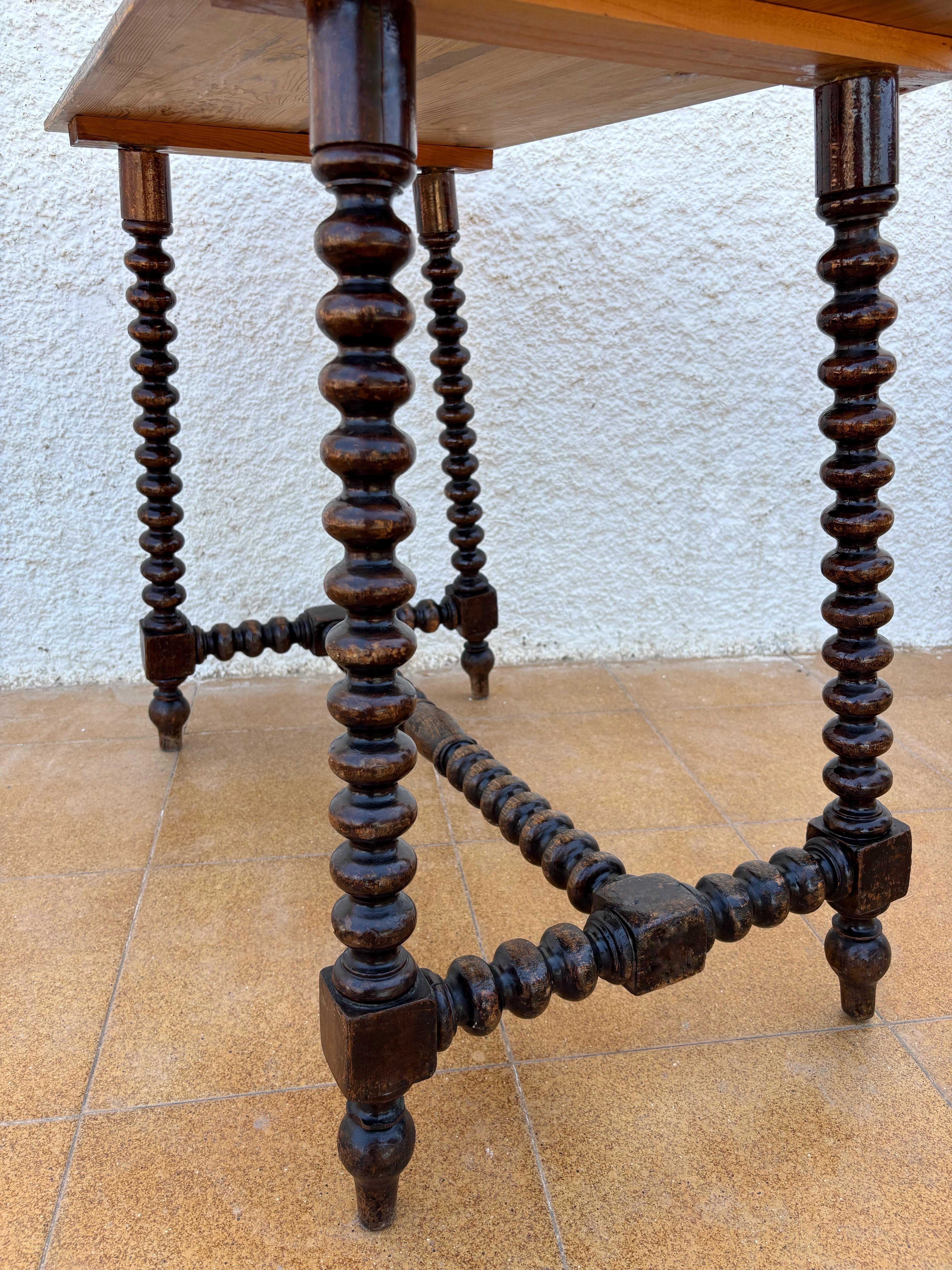 Victorian Oak Side Table with Barley Twist Legs, Late 19th Century In Good Condition For Sale In BÉTERA, ES