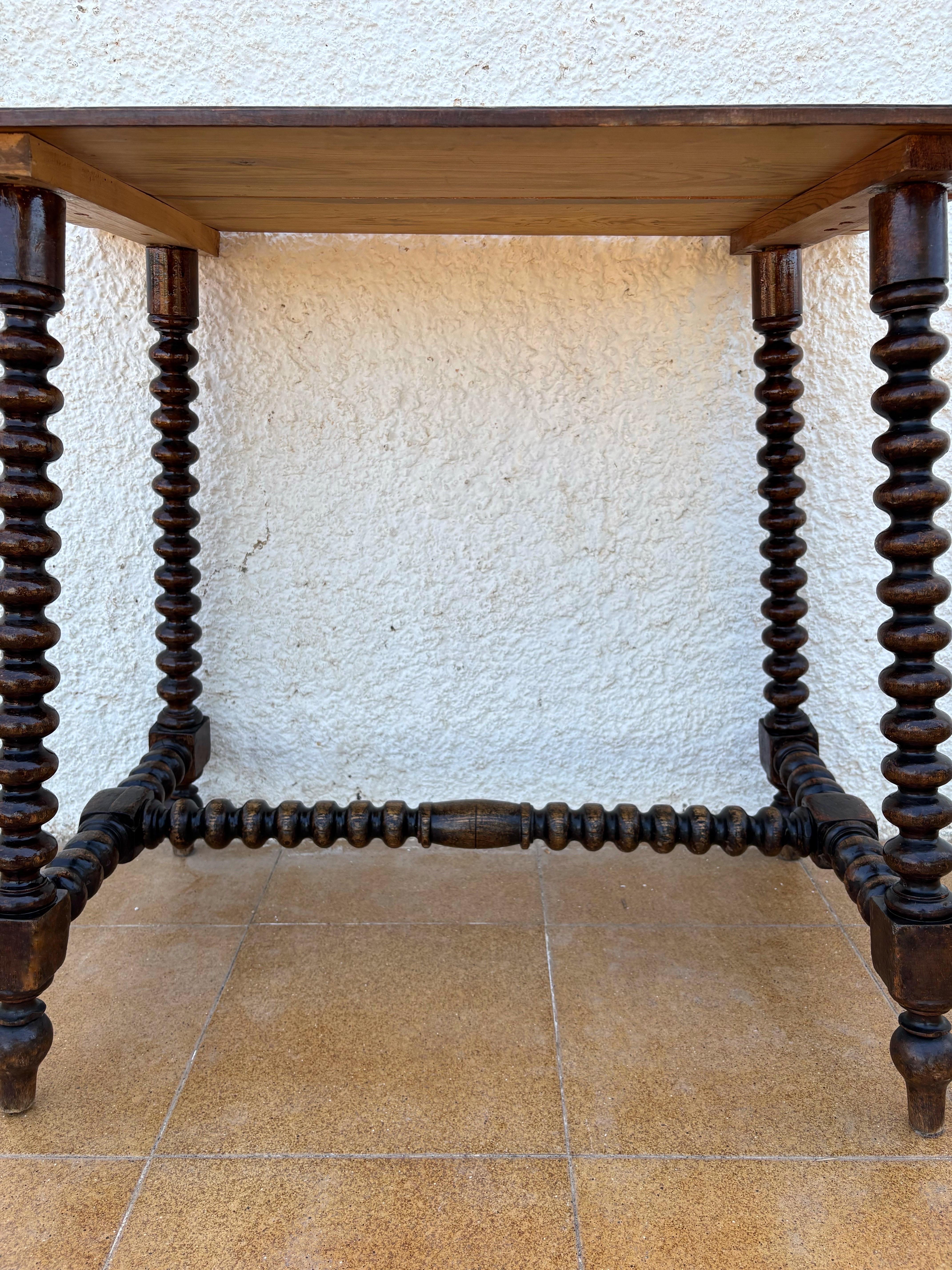 Hardwood Victorian Oak Side Table with Barley Twist Legs, Late 19th Century For Sale