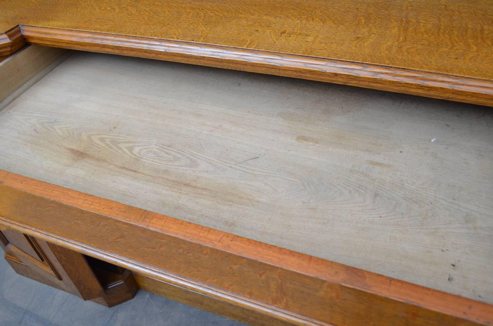 Victorian Oak Sideboard In Excellent Condition In Whaley Bridge, GB