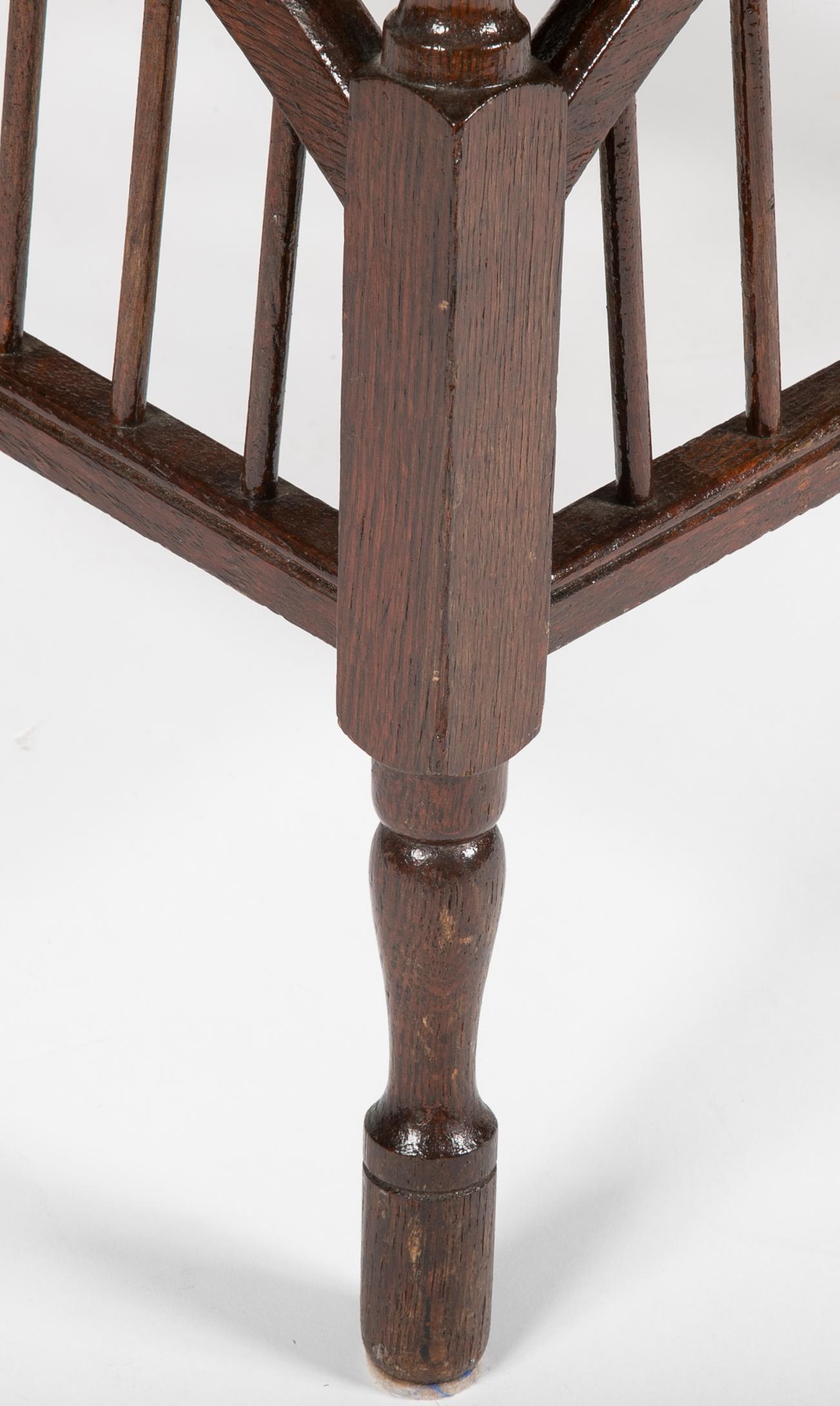 Early 20th Century Victorian Oak Spindle Table For Sale