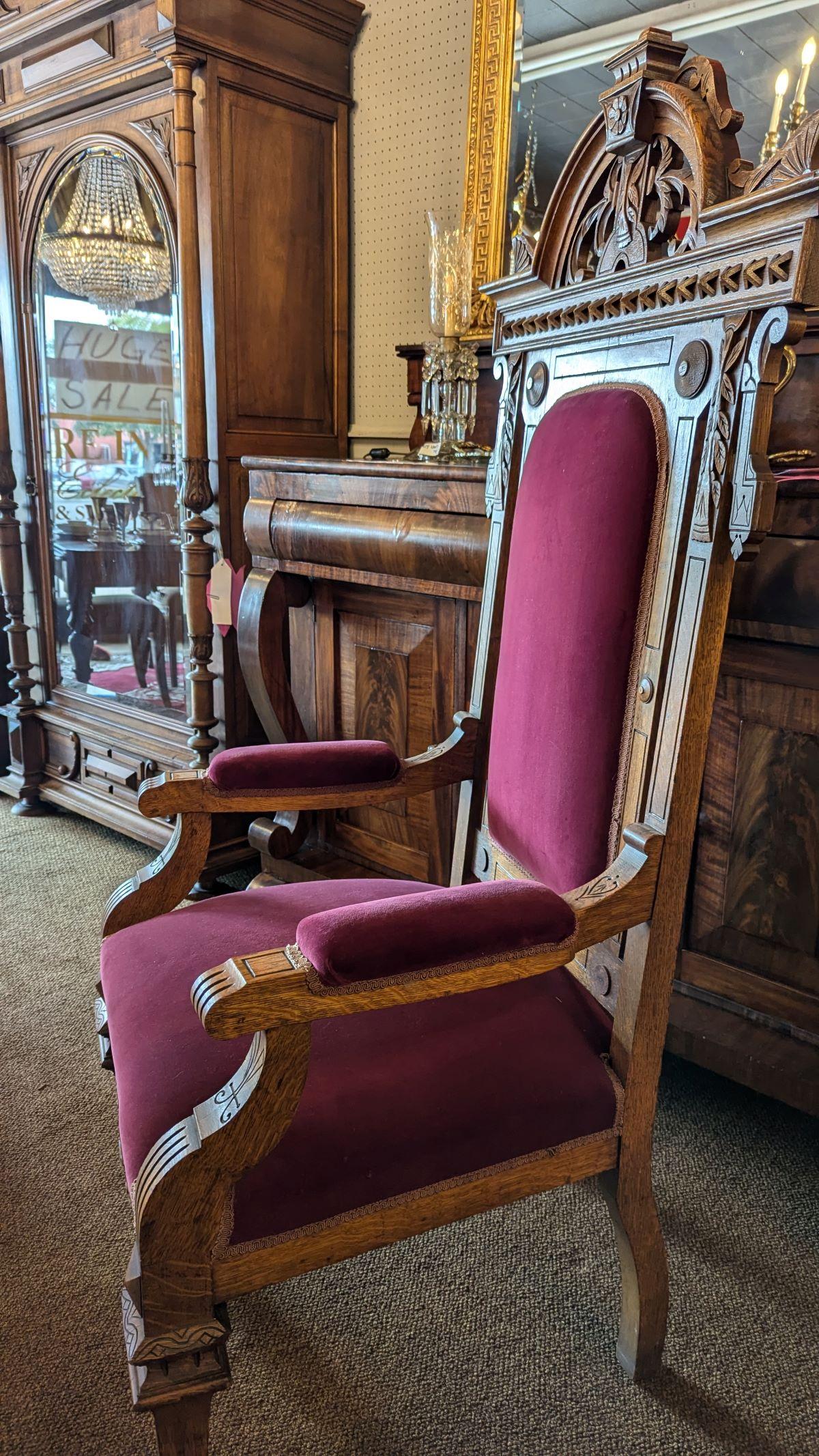 Monumentale sedia da trono gotica in quercia, rivestimento in velluto color vino.   Molto scolpito e in ottime condizioni per i suoi oltre 100 anni di età.  robusta, ottime condizioni d'epoca, leggera usura del velluto