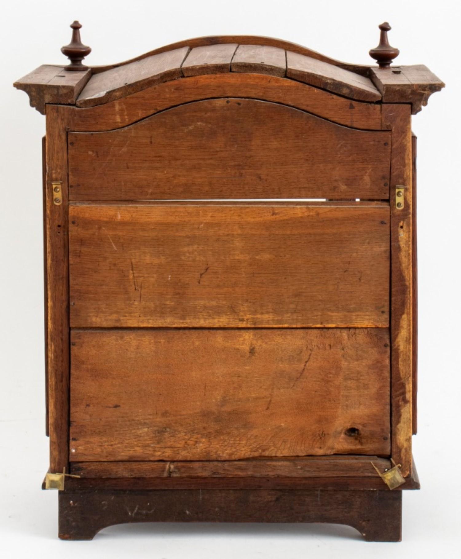 Die Maße für das viktorianische Eichenholz-Uhrengehäuse in Form des oberen Teils einer Standuhr.

Händler: S138XX


