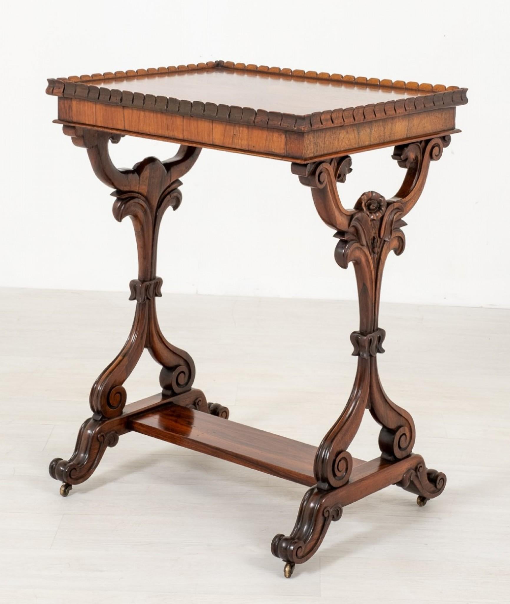Table d'appoint victorienne en bois de rose circa 1850 en vente 5
