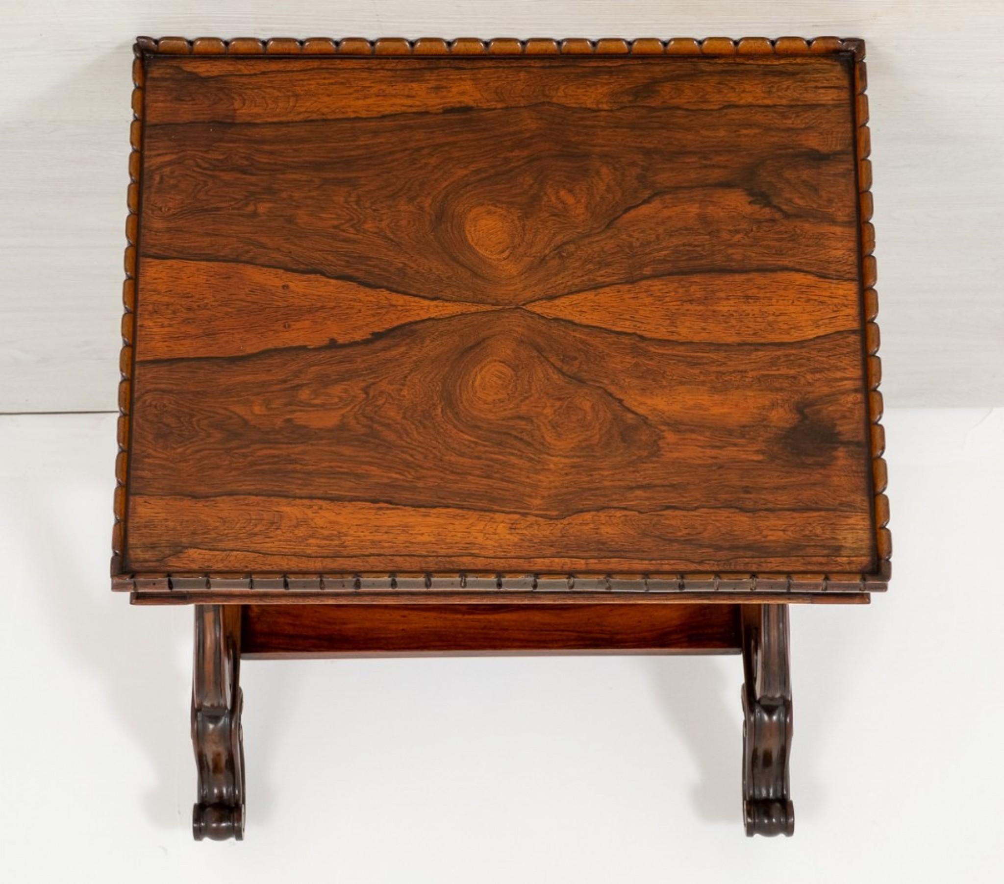 Très jolie table d'appoint en bois de rose.
vers 1850
Ce meuble repose sur des pieds balayés avec une traverse de type étagère, les supports d'extrémité sculptés et façonnés étant ornés de fleurs sculptées. Le plateau de la table présente de