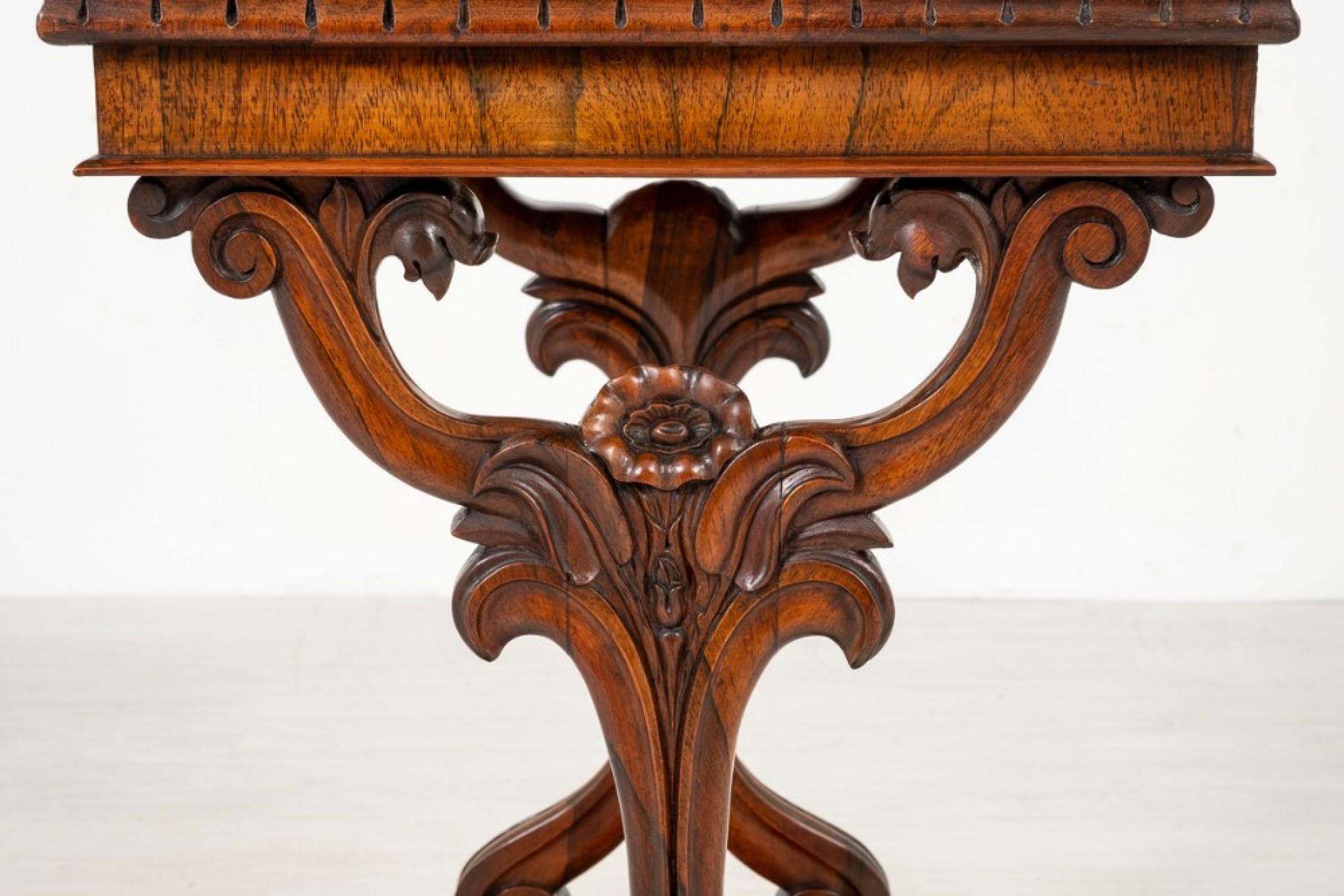 Milieu du XIXe siècle Table d'appoint victorienne en bois de rose circa 1850 en vente