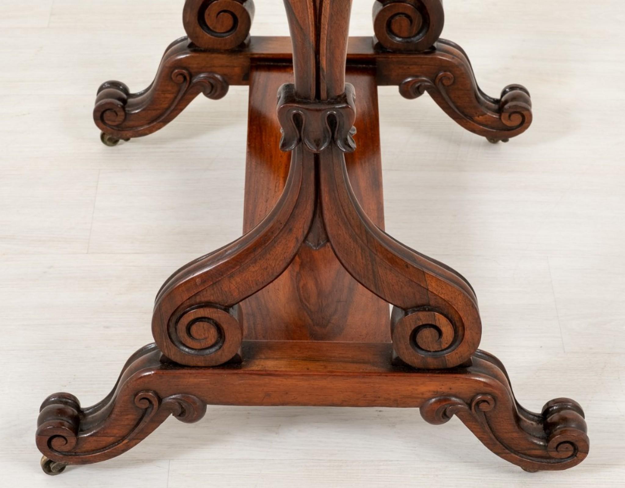 Bois de rose Table d'appoint victorienne en bois de rose circa 1850 en vente