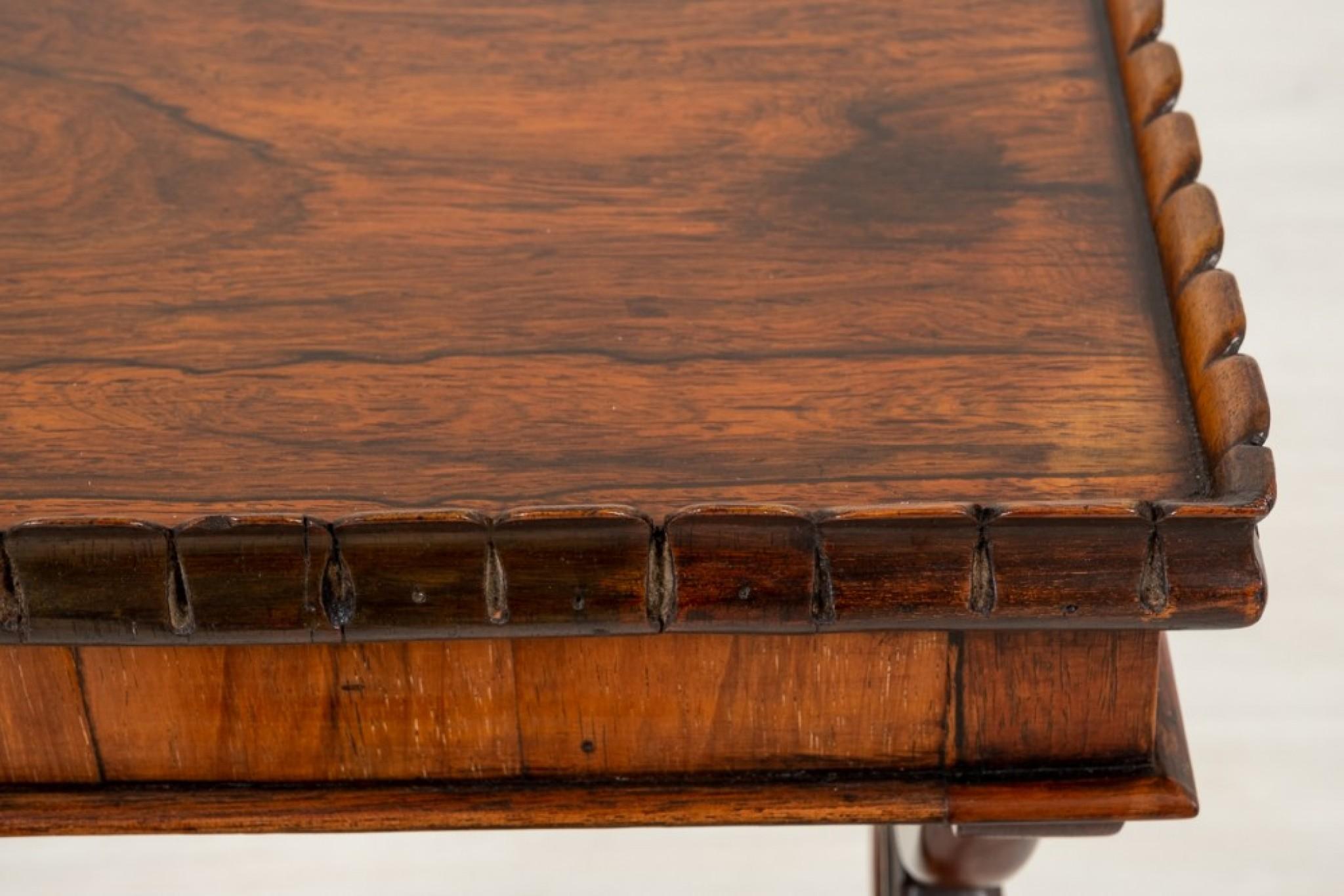 Table d'appoint victorienne en bois de rose circa 1850 en vente 1