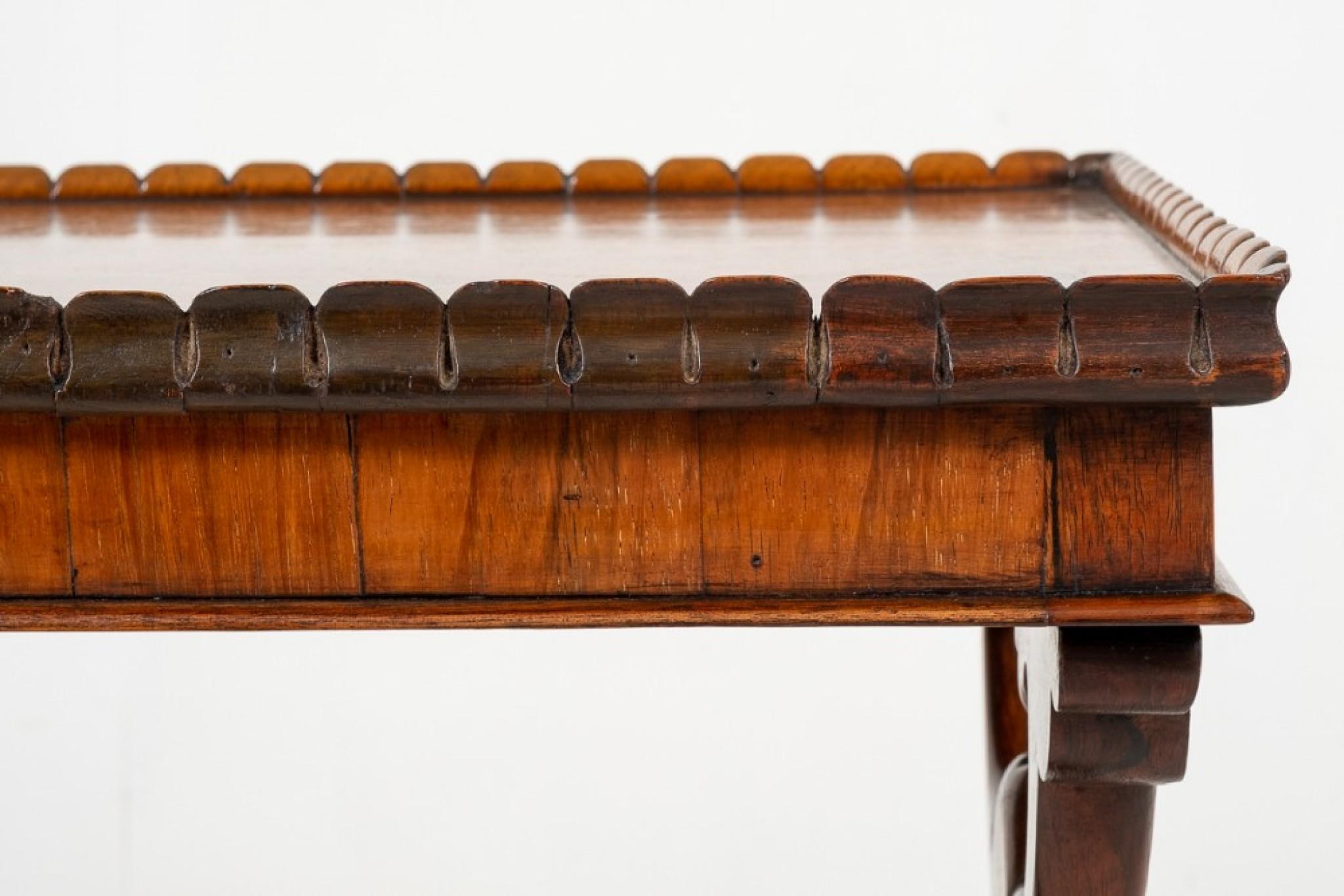 Table d'appoint victorienne en bois de rose circa 1850 en vente 3