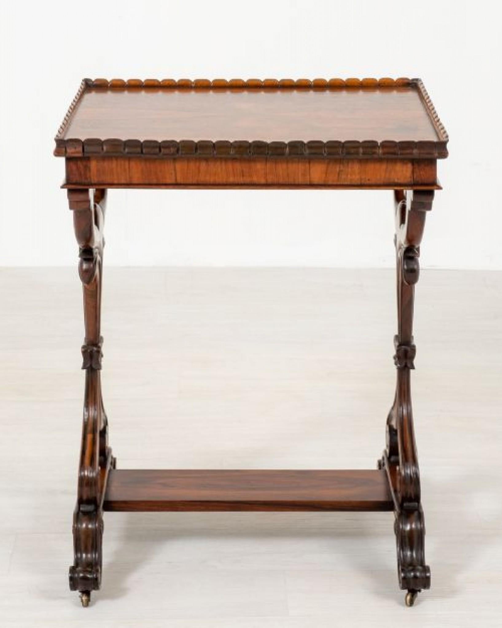 Table d'appoint victorienne en bois de rose circa 1850 en vente 4