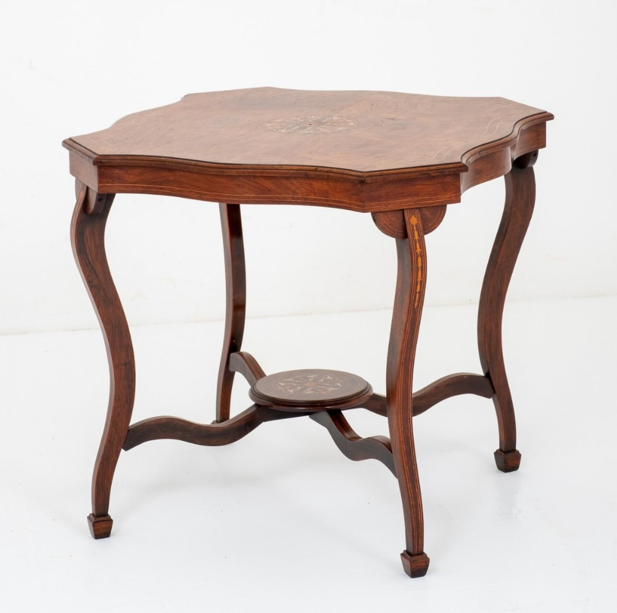 Table d'appoint victorienne en bois de rose incrusté.
vers 1880
Le dessus est en forme, avec un motif floral central incrusté et des lignes doubles incrustées sur le bord extérieur en forme.
Les élégants pieds balancés, incrustés de