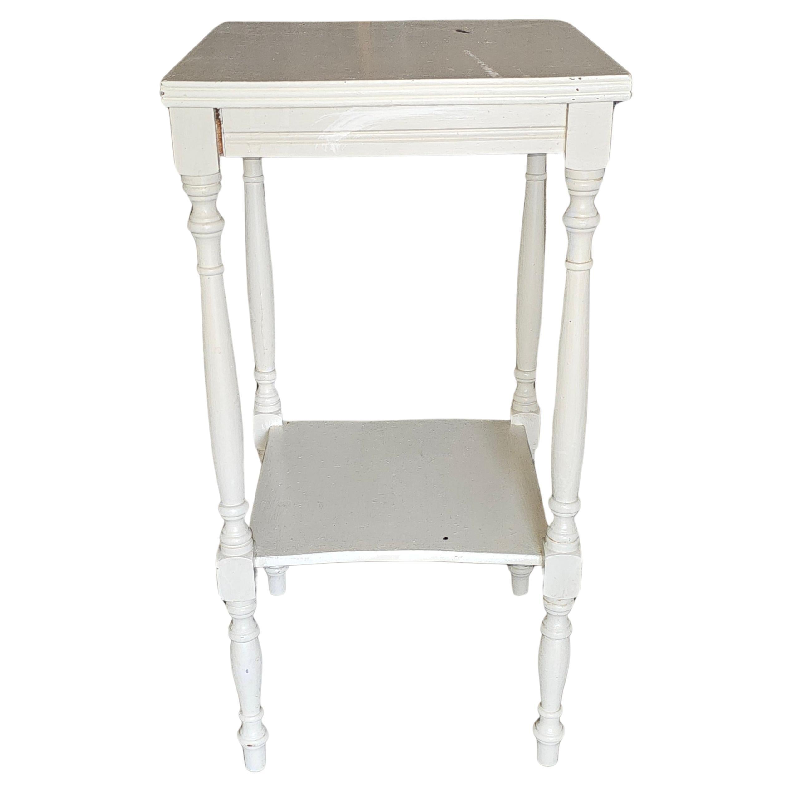 Table d'appoint victorienne à deux niveaux en érable émaillé Off-White