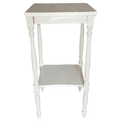 Mesa auxiliar victoriana de dos pisos de arce esmaltado en blanco roto