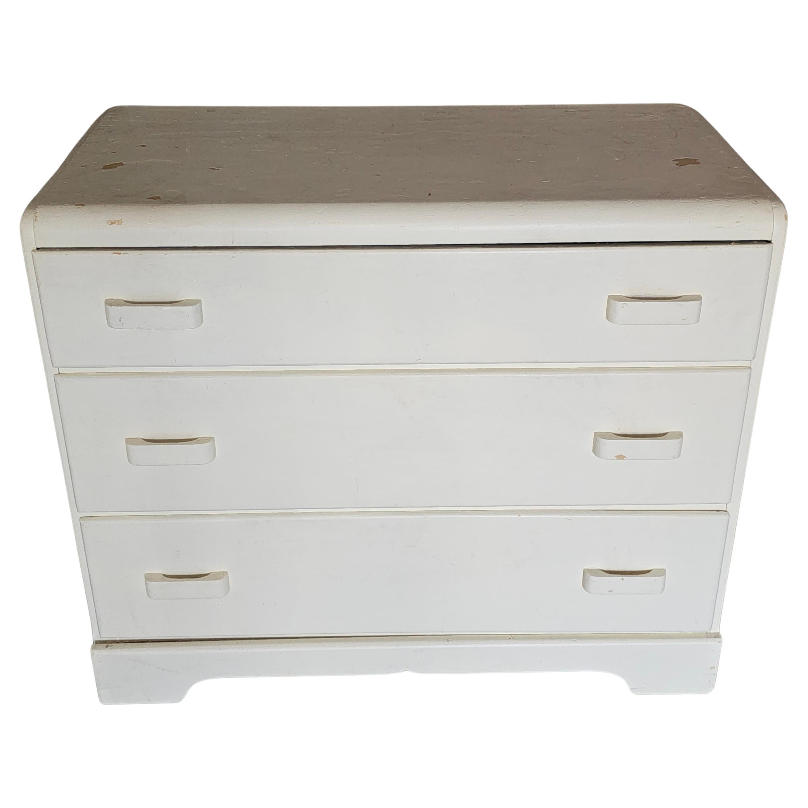 Cassettiera vittoriana a cascata smaltata in bianco sporco.

Misura 39,5