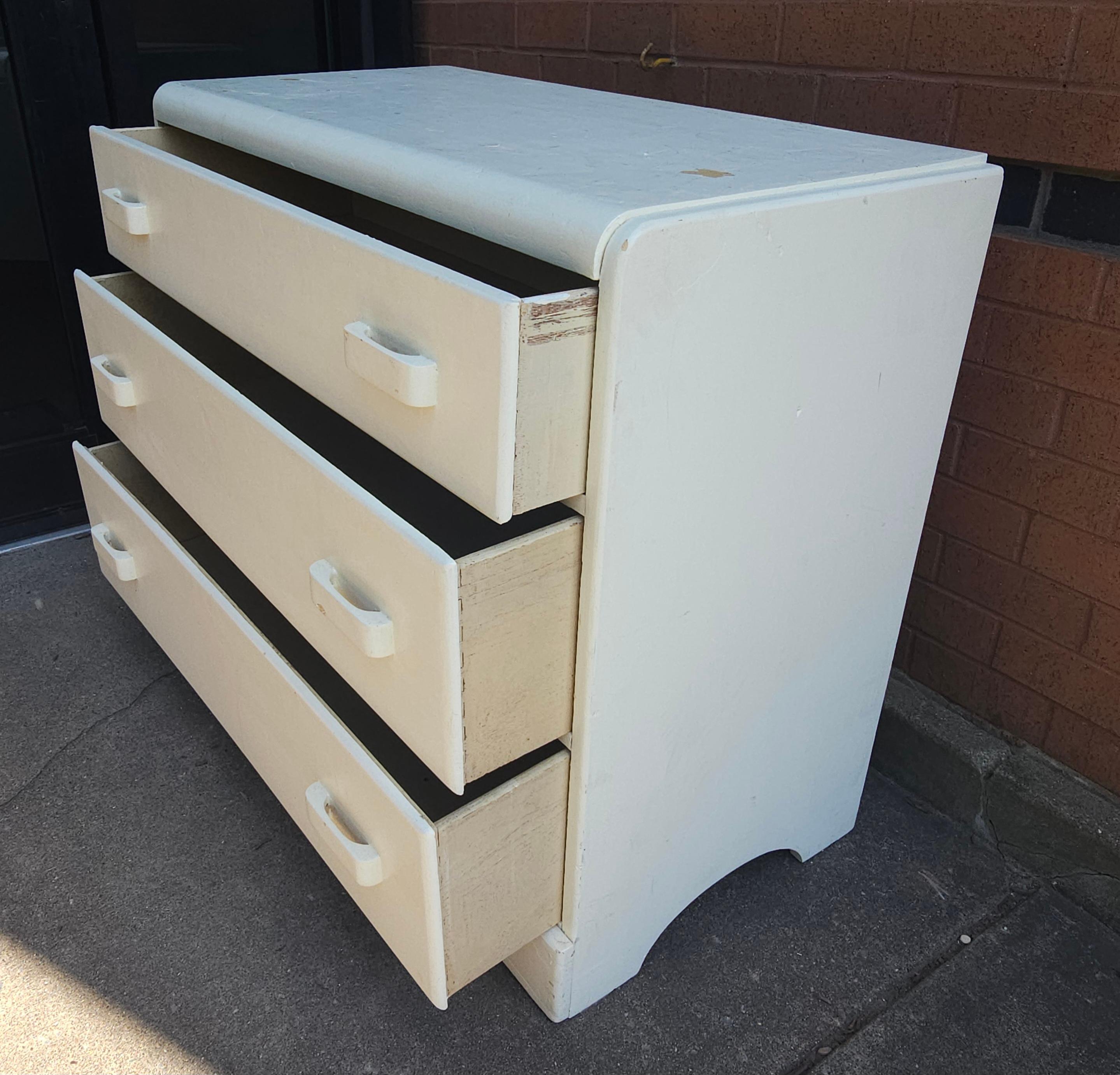 Legno Cassettiera vittoriana a cascata smaltata in bianco sporco in vendita
