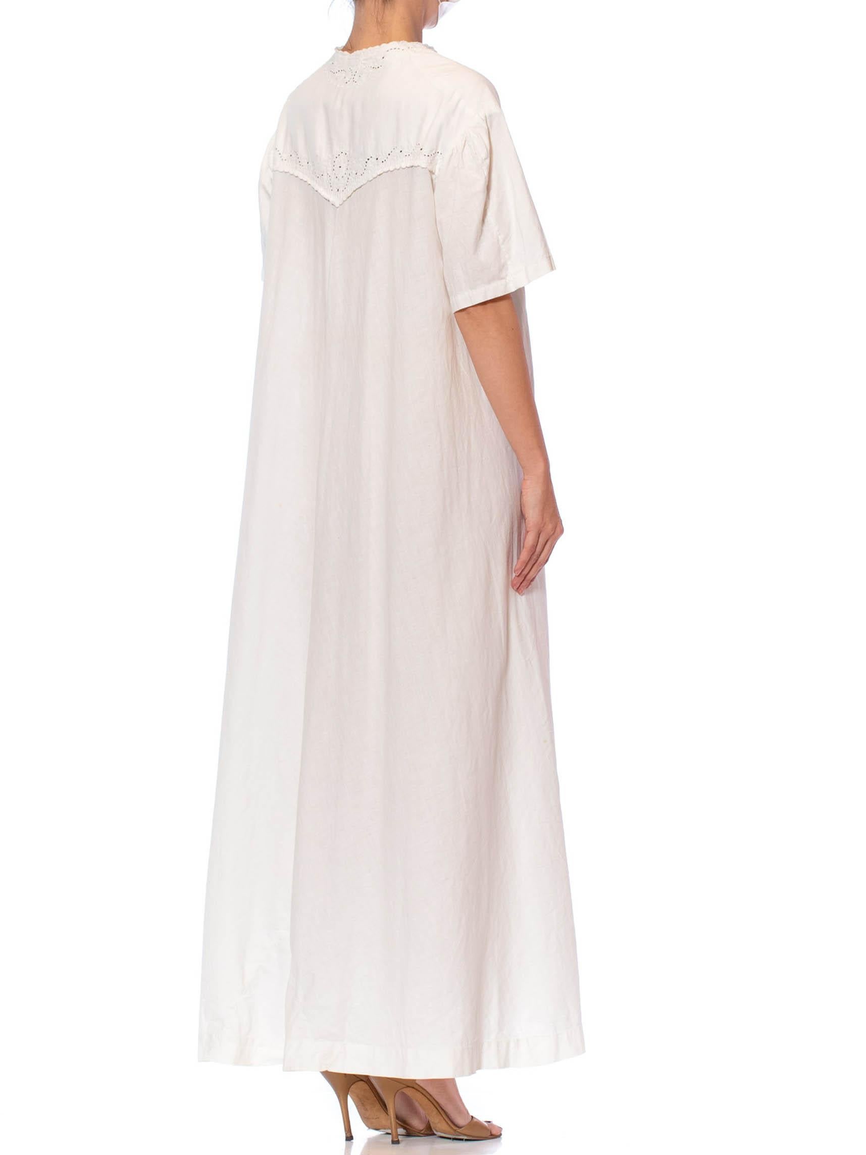 Viktorianisches, cremeweißes, handbesticktes, Bio-Leinen-Nachtkleid mit kurzen Ärmeln (Weiß) im Angebot