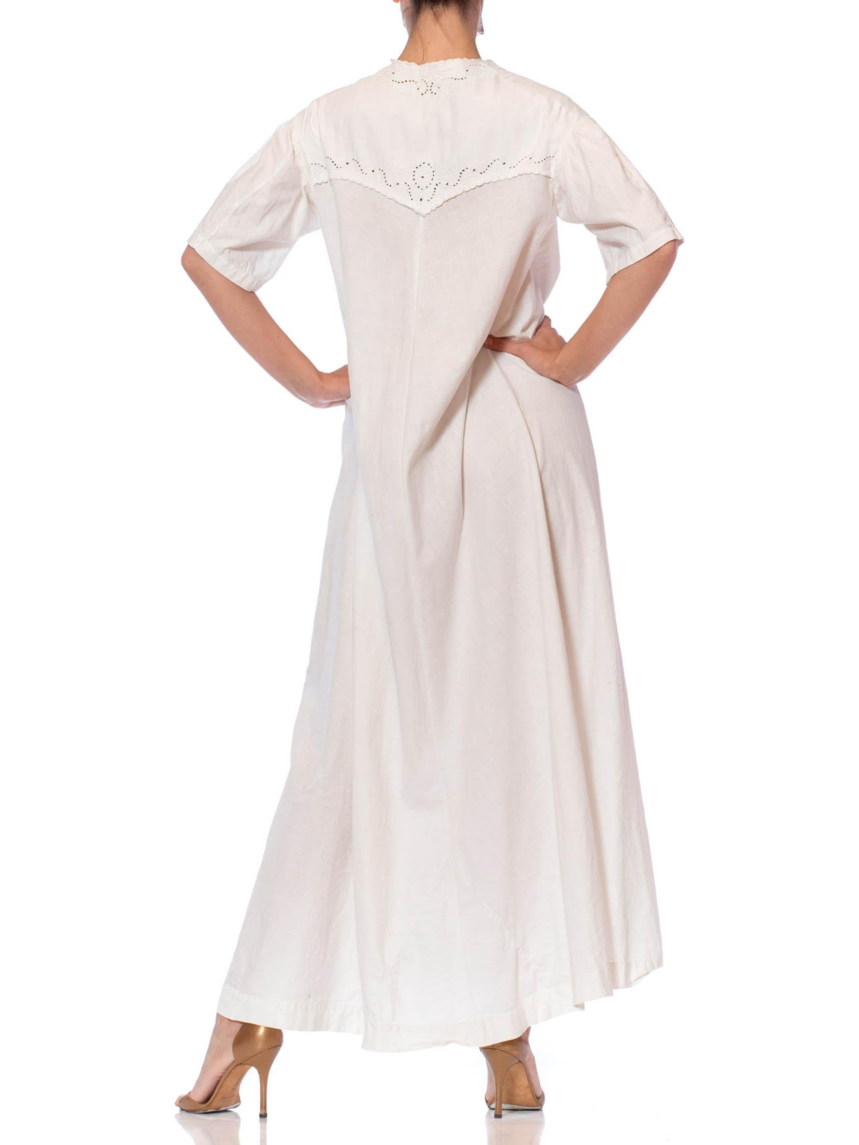 Viktorianisches, cremeweißes, handbesticktes, Bio-Leinen-Nachtkleid mit kurzen Ärmeln im Zustand „Hervorragend“ im Angebot in New York, NY