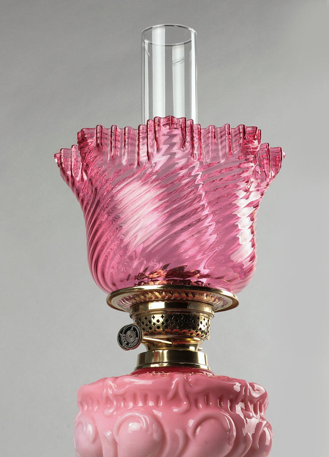 Victorian Oil lamp with Brass Foot and Pink Glass Shade In Good Condition In Casteren, Noord-Brabant