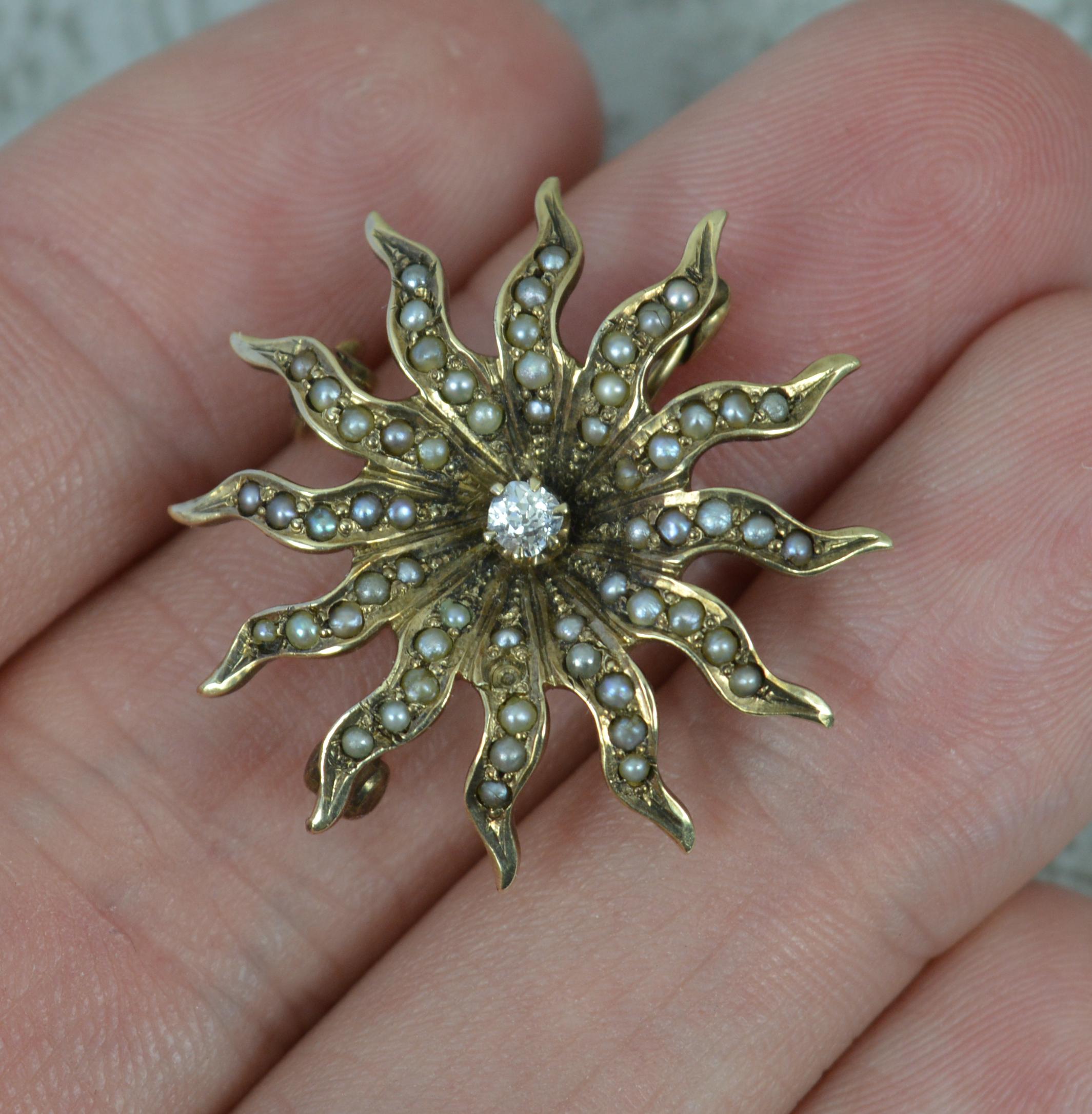 Eine fantastische Brosche.
Massives Beispiel aus 9 Karat Gold.
Entworfen in Form eines zwölfzackigen Sterns oder einer Sonne.
In der Mitte befindet sich ein Diamant im Altschliff, der von Saatperlen umgeben ist.

ZUSTAND ; Sehr gut. Knackiger