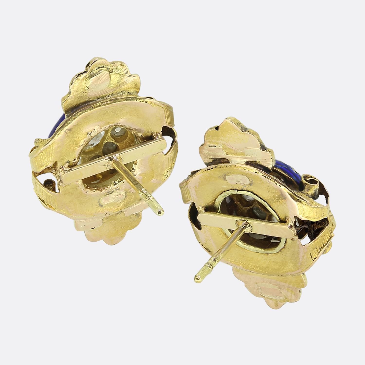 Nous avons ici une paire exceptionnelle de boucles d'oreilles à grappes de diamants datant de l'époque victorienne. Ces pièces anciennes identiques présentent une grappe centrale de diamants ronds facettés de taille ancienne, élégamment disposés en