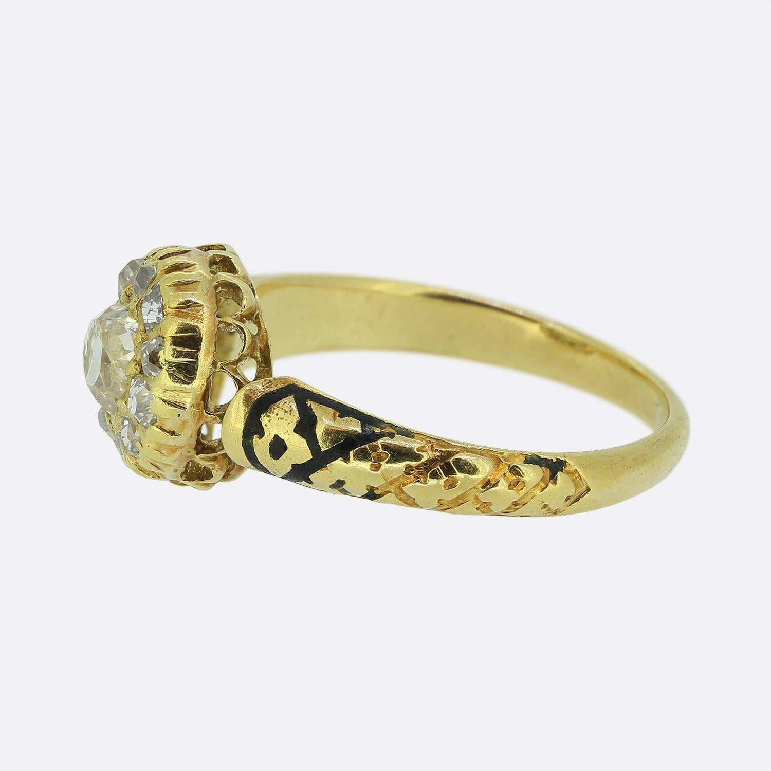 Aquí tenemos un encantador anillo victoriano en racimo. Esta pieza antigua ha sido elaborada en oro amarillo de 18 quilates y lleva un único diamante de talla antigua en el centro de la cara. Esta orgullosa piedra principal está enmarcada por
